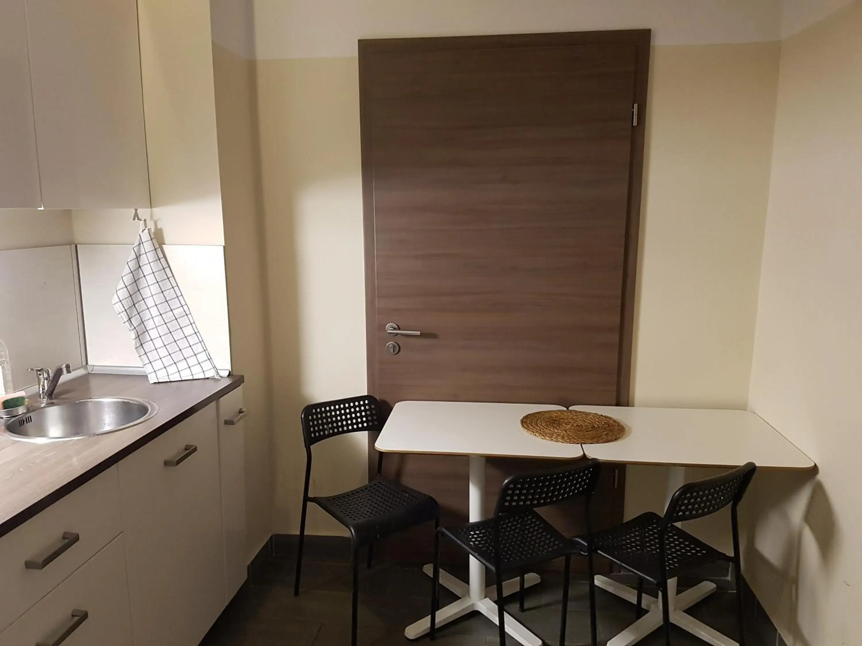 Kitchen or kitchenette, Dining Area in House Octogon