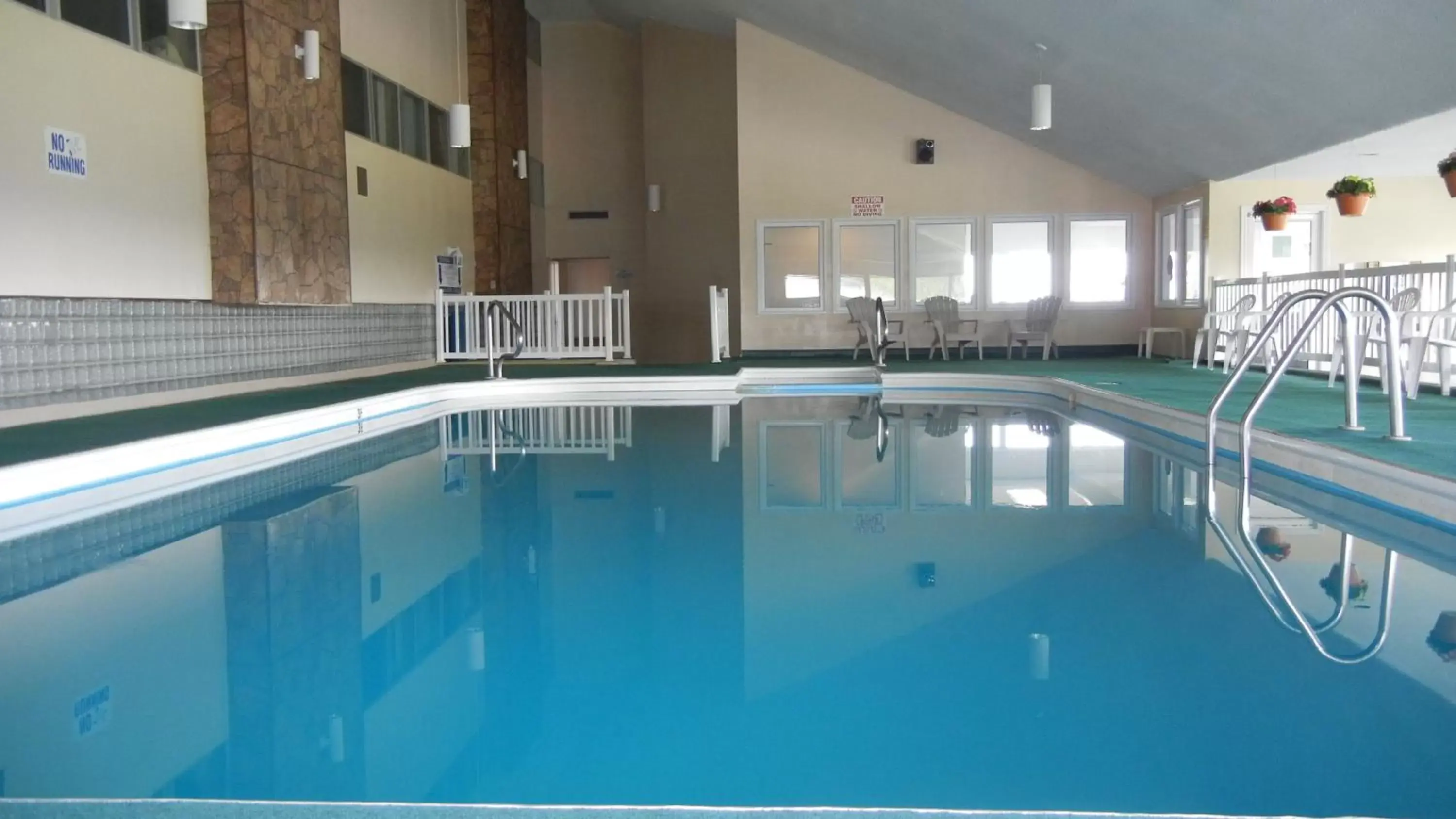 Swimming Pool in Howard Johnson by Wyndham Woodstock NB