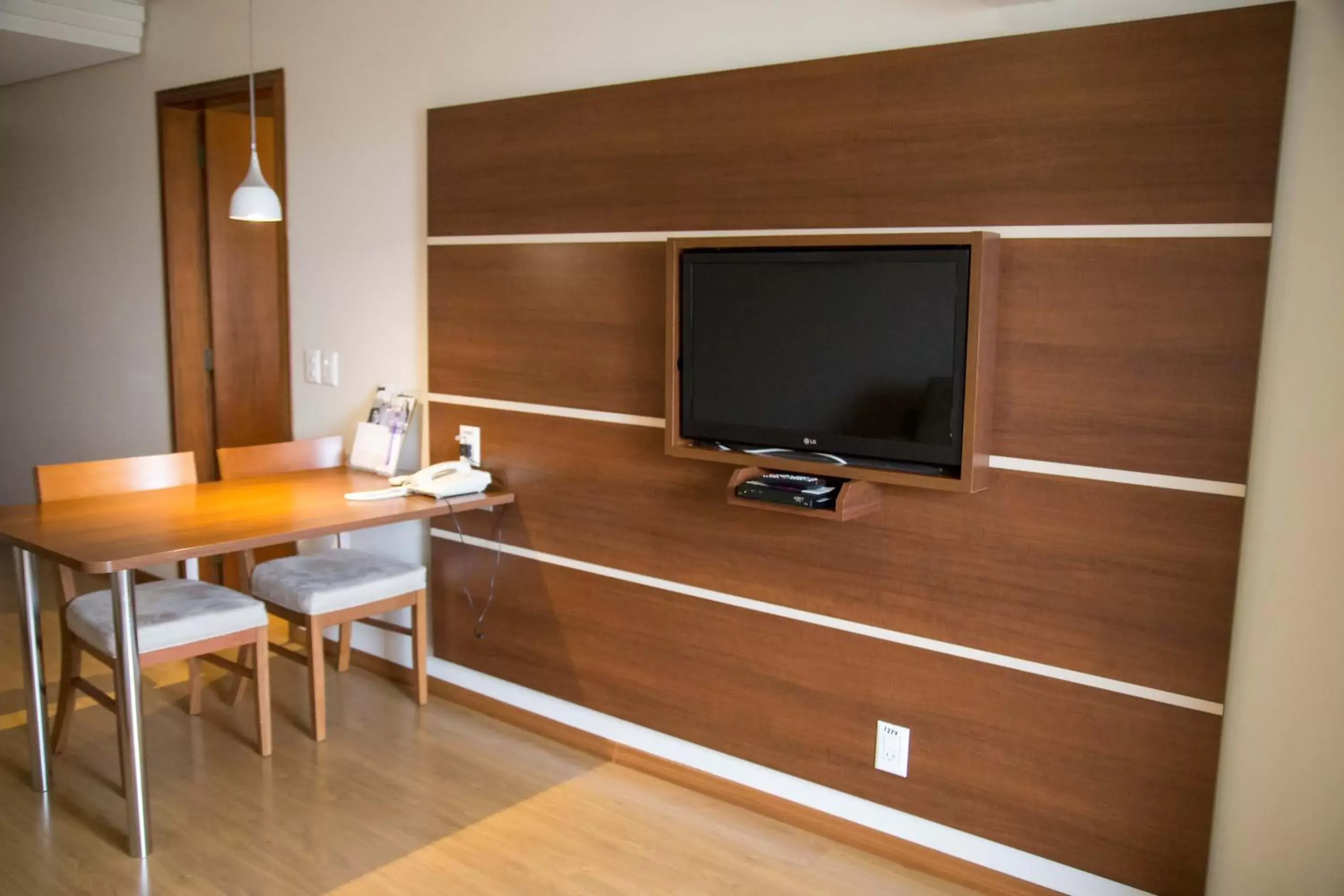 TV and multimedia, TV/Entertainment Center in Mercure Curitiba Golden