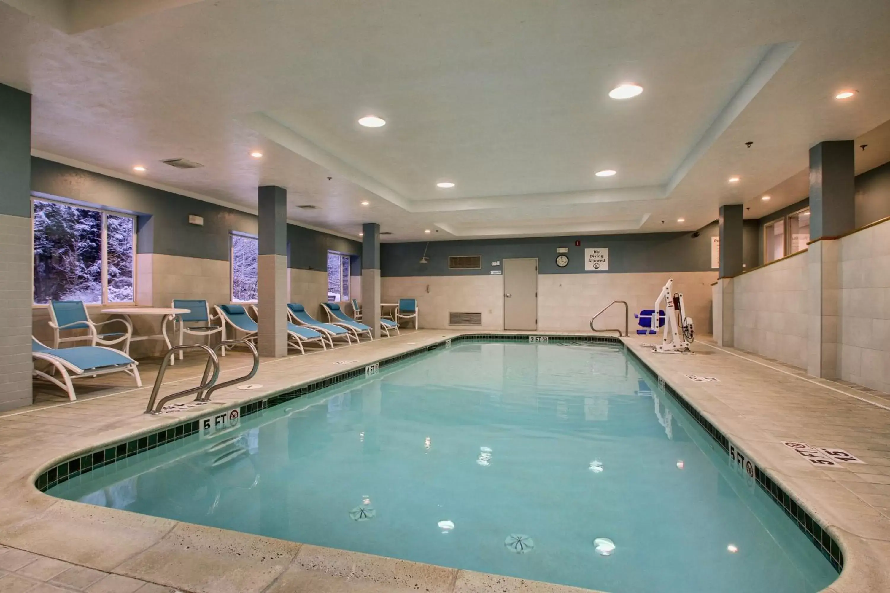 Swimming pool in Holiday Inn Express & Suites - Lincoln East - White Mountains, an IHG Hotel