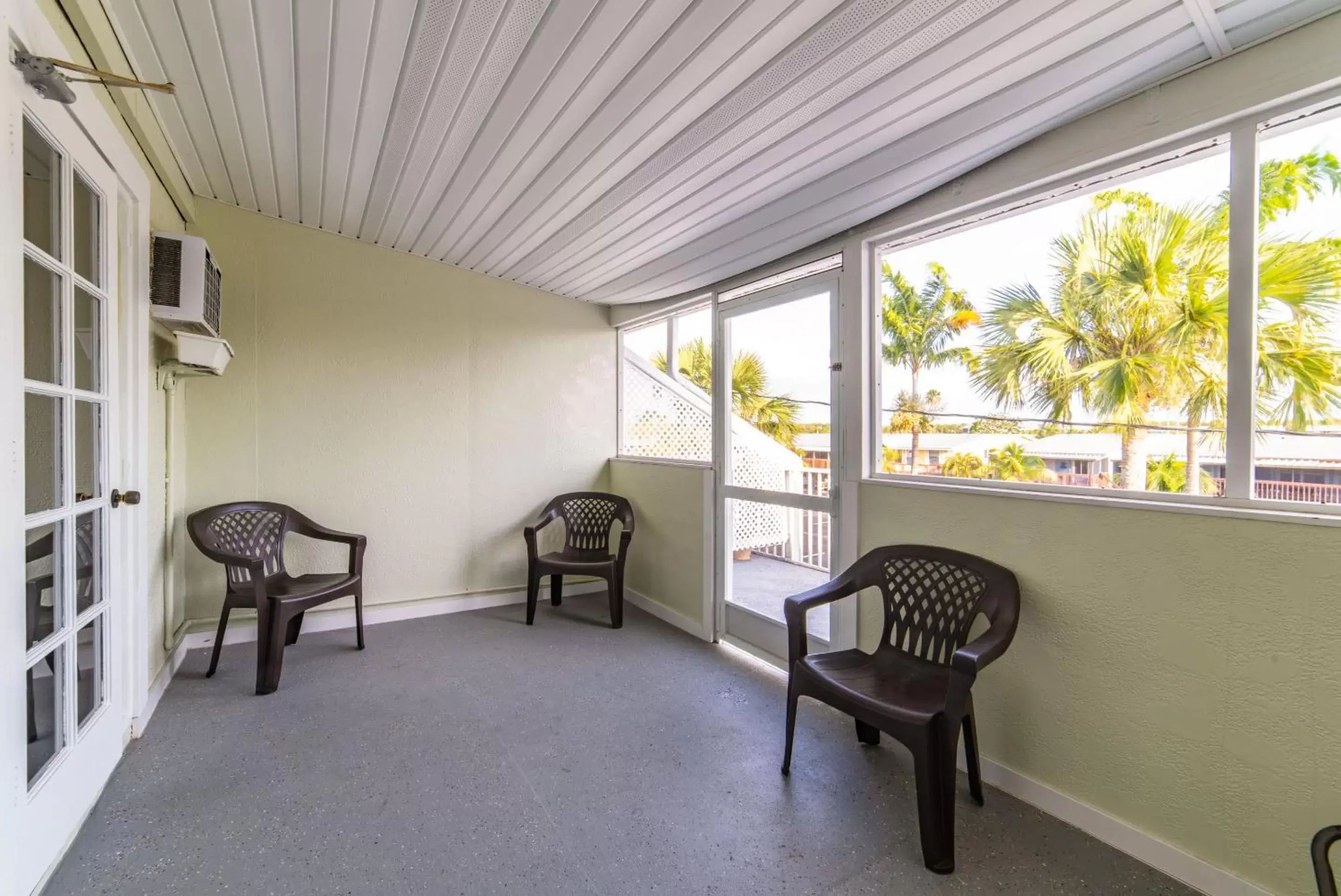 Balcony/Terrace, Seating Area in Captain's Table Hotel by Everglades Adventures