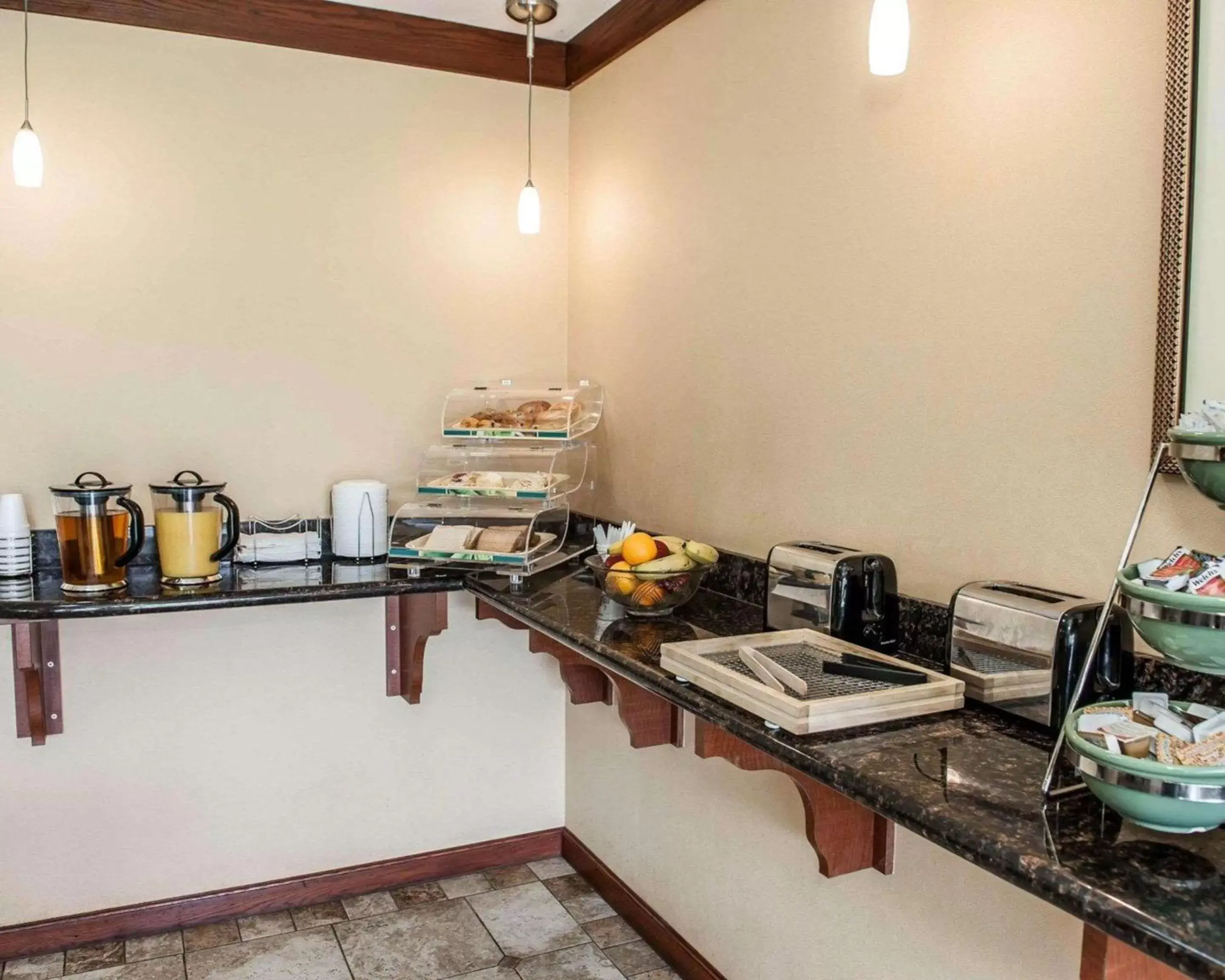 Restaurant/places to eat, Kitchen/Kitchenette in Quality Inn & Suites Greenfield I-70