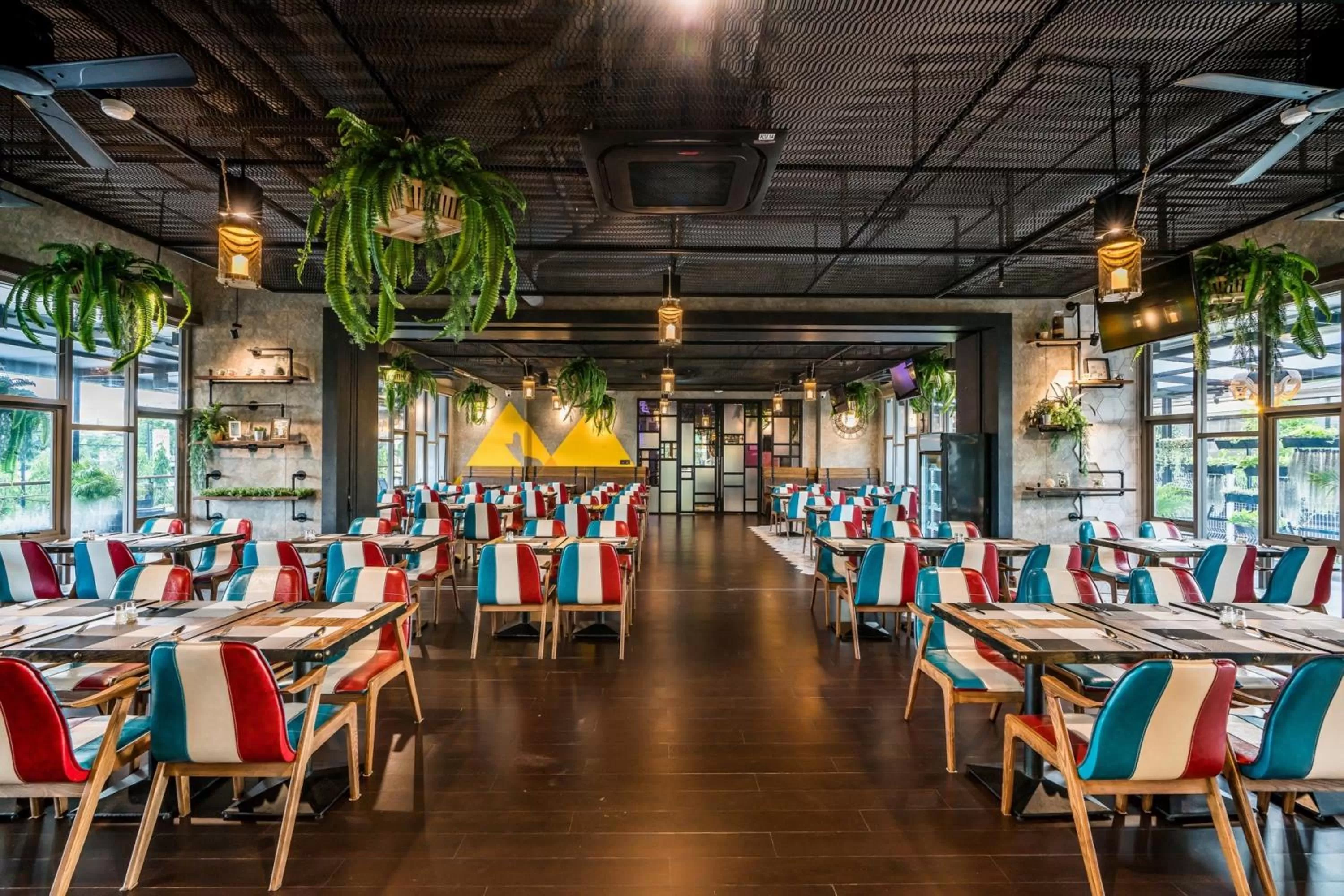 Restaurant/places to eat in SureStay Plus by Best Western T Pattaya