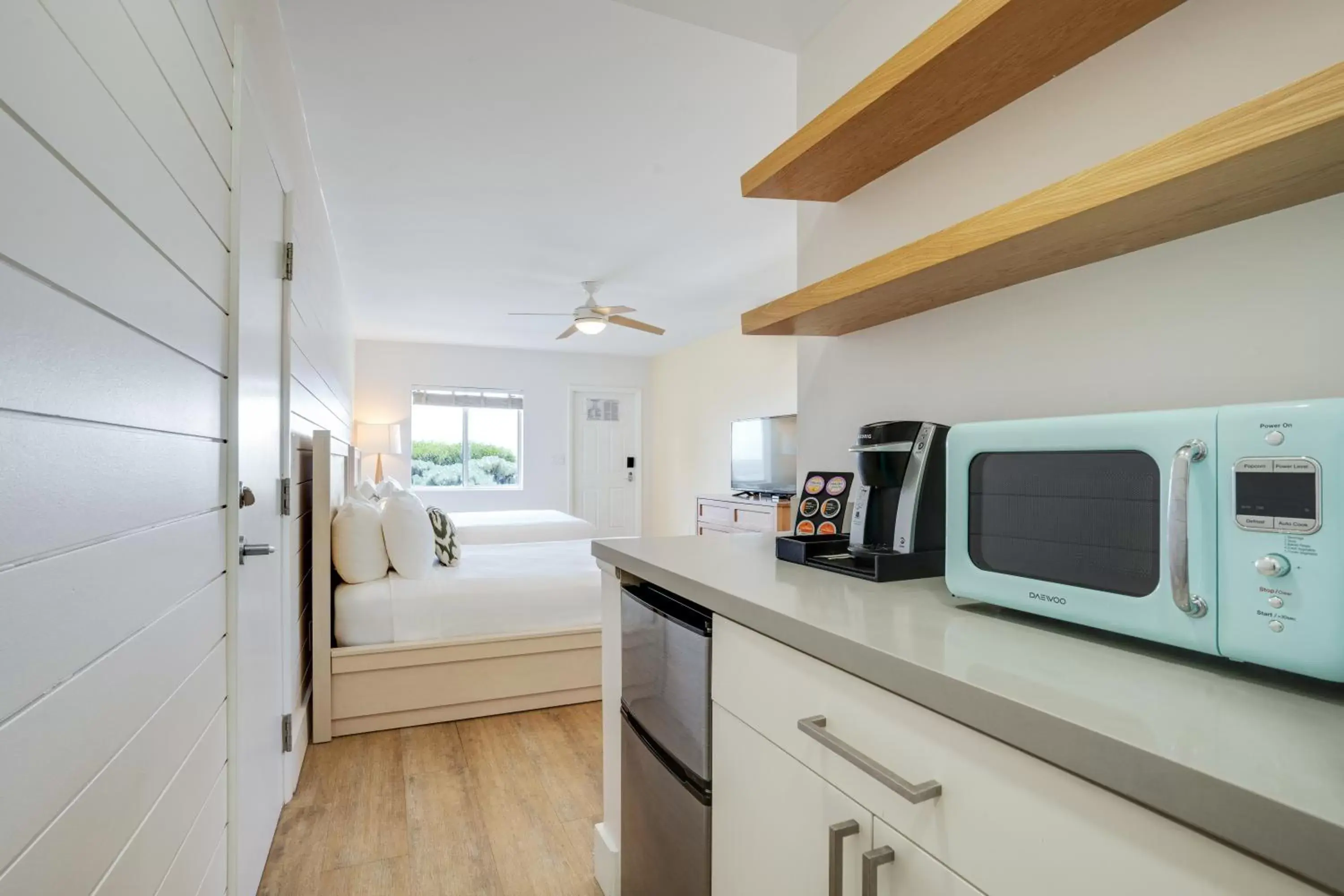 Photo of the whole room, Kitchen/Kitchenette in Fisher Inn Resort & Marina