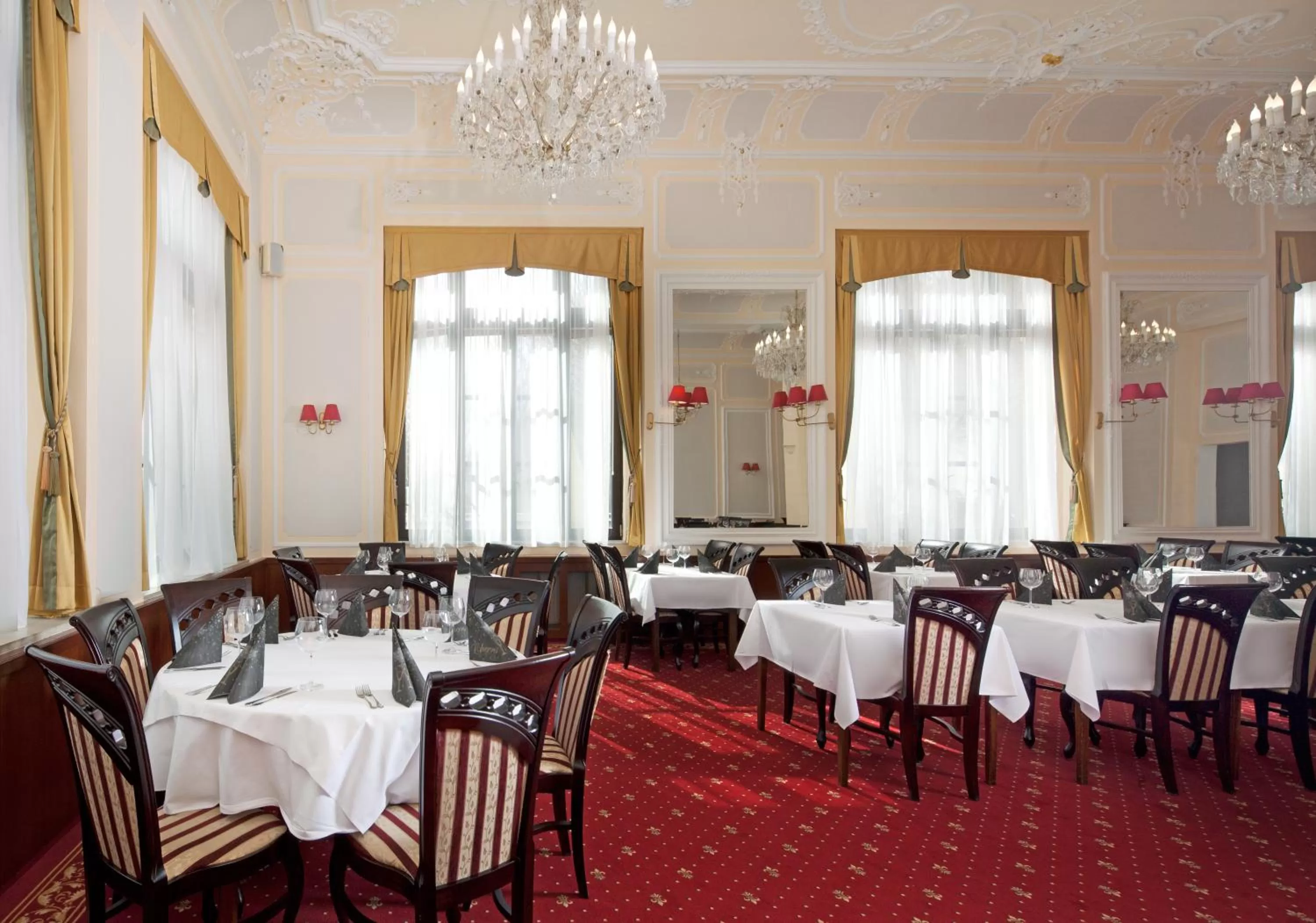 Restaurant/places to eat in Chateau Monty Spa Resort