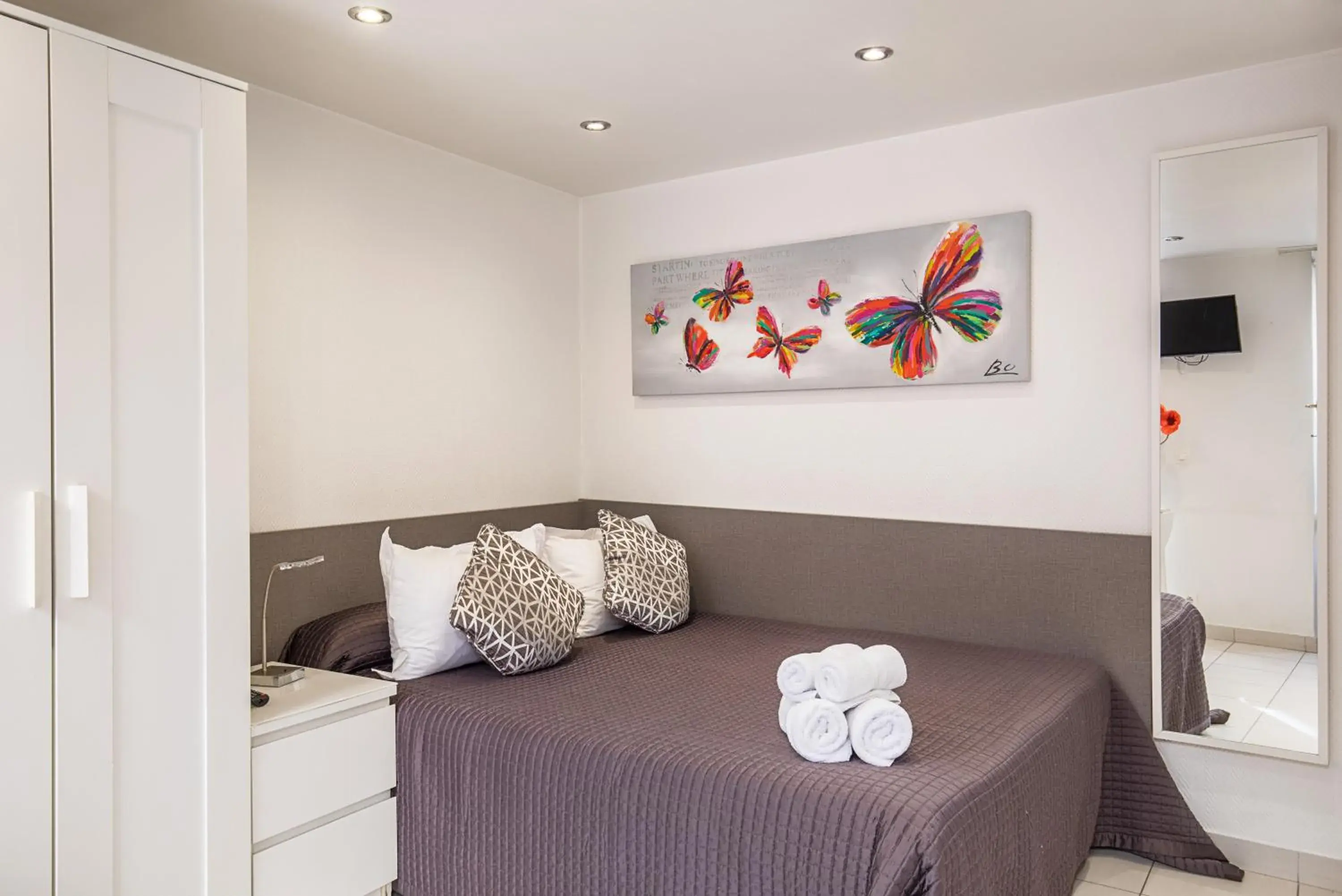 Photo of the whole room, Bed in Hotel De L'Horloge Photo of the whole room, Bed in Hotel De L'Horloge