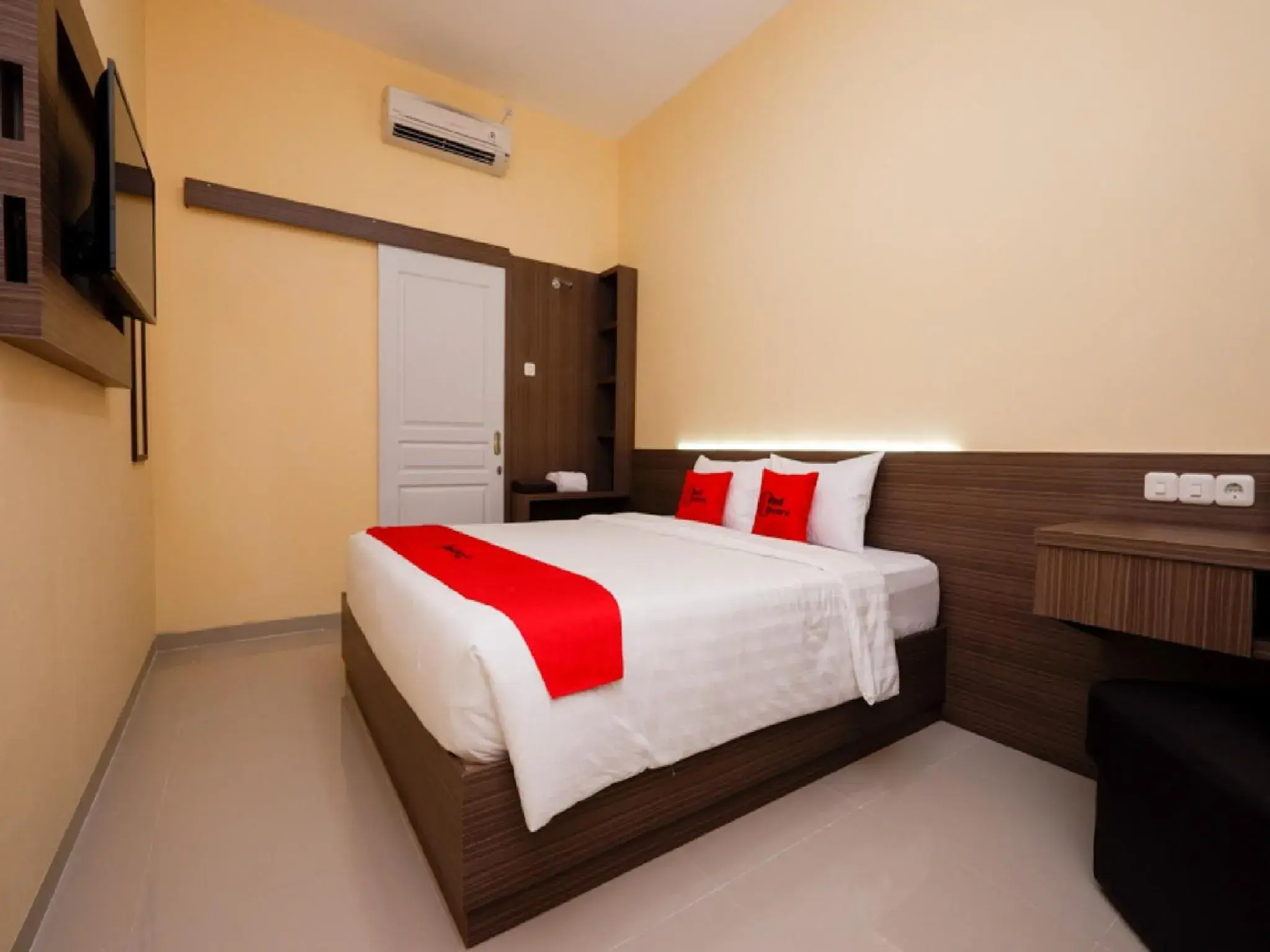 Deluxe Double Room - single occupancy in RedDoorz Plus near Paragon Mall Semarang Deluxe Double Room - single occupancy in RedDoorz Plus near Paragon Mall Semarang
