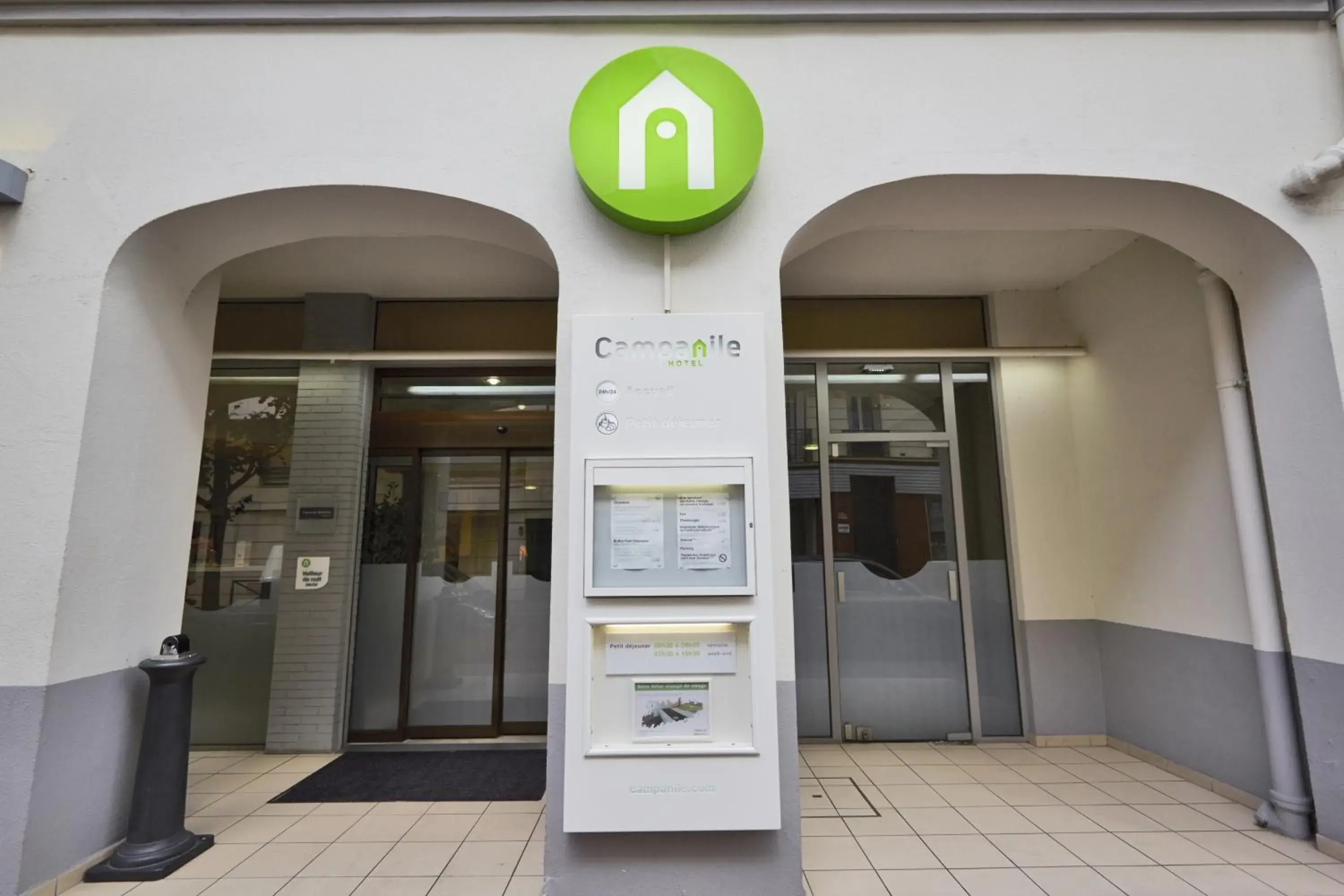 Facade/entrance in Campanile Paris Ouest - Porte de Champerret Levallois Facade/entrance in Campanile Paris Ouest - Porte de Champerret Levallois