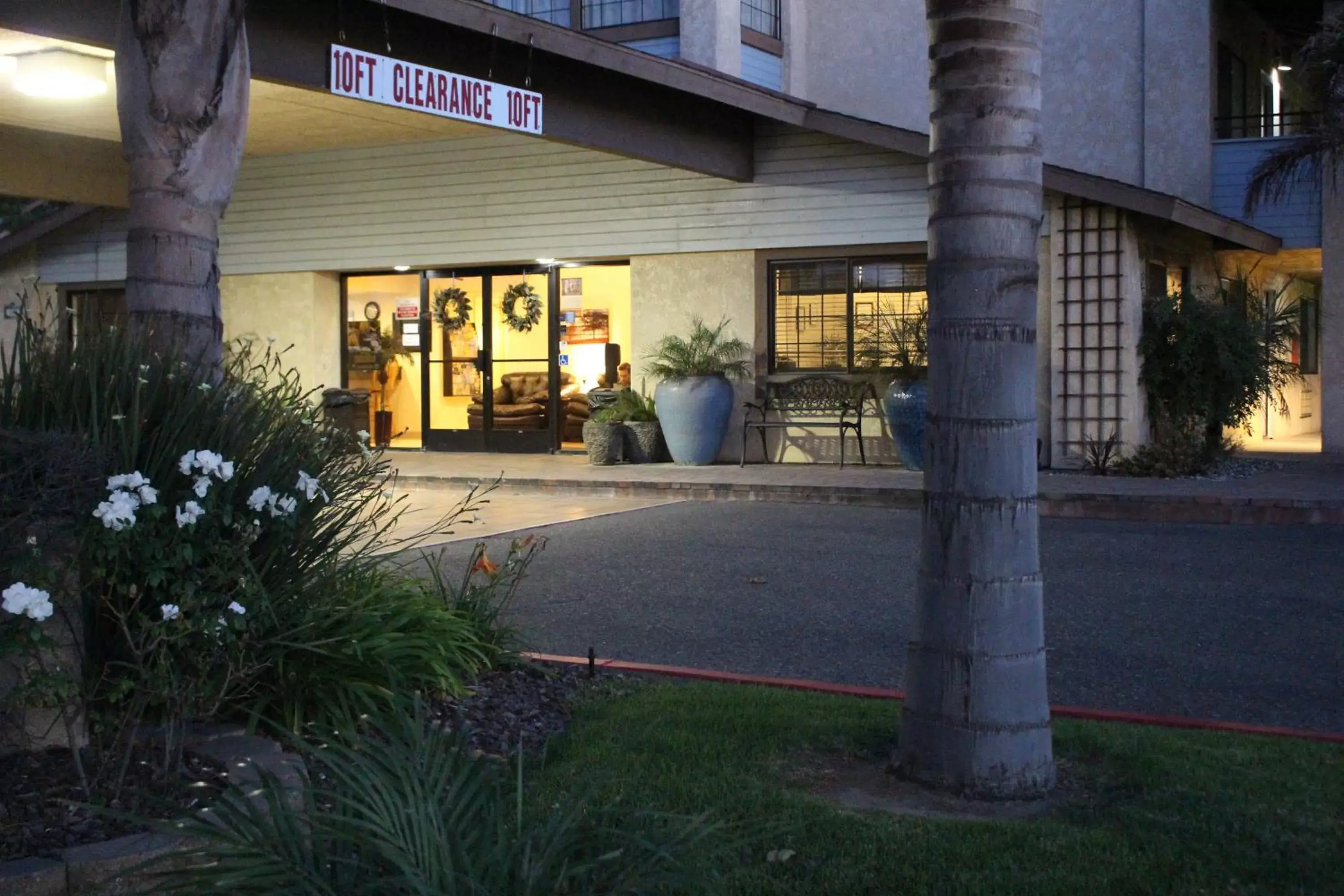 Facade/entrance, Property Building in O'Cairns Inn and Suites