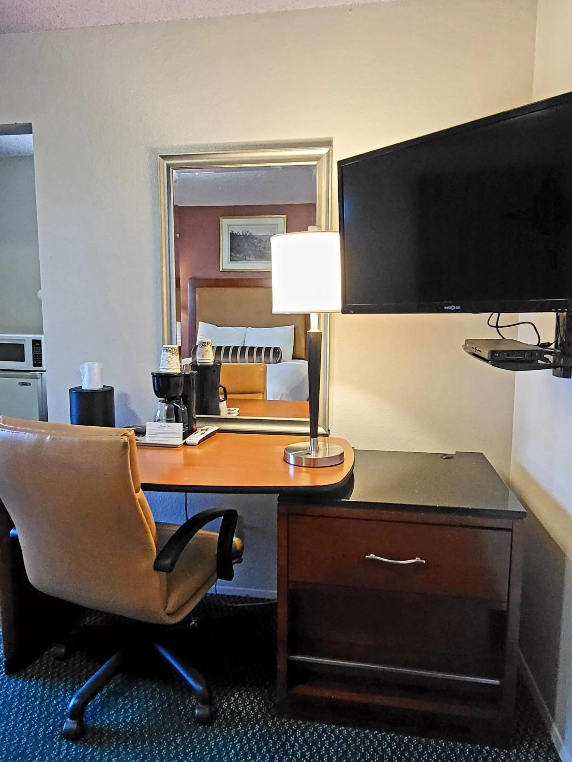 Communal lounge/ TV room in Star Inn On Route 66, Barstow