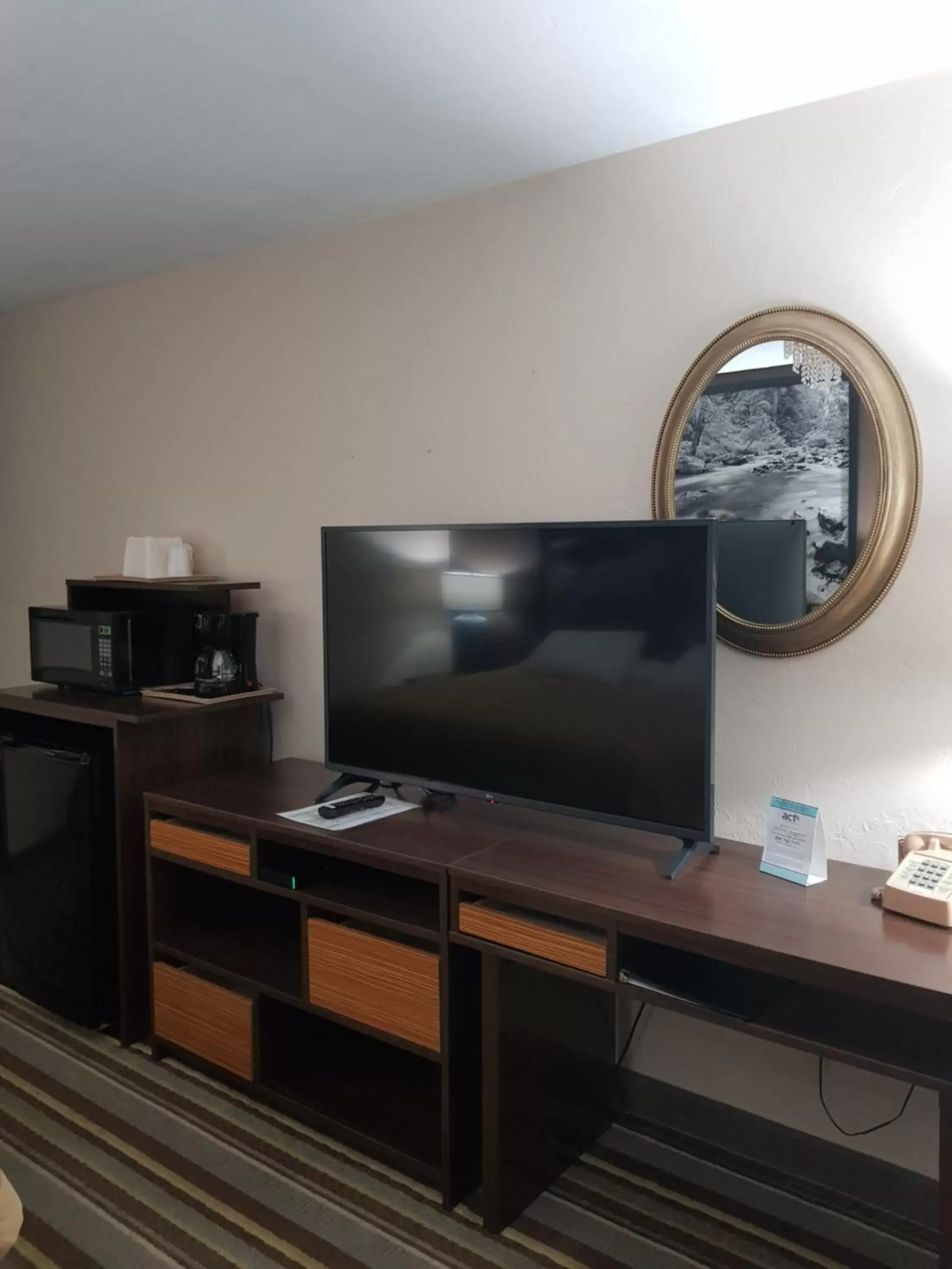 TV and multimedia, TV/Entertainment Center in Super 8 by Wyndham Shelton