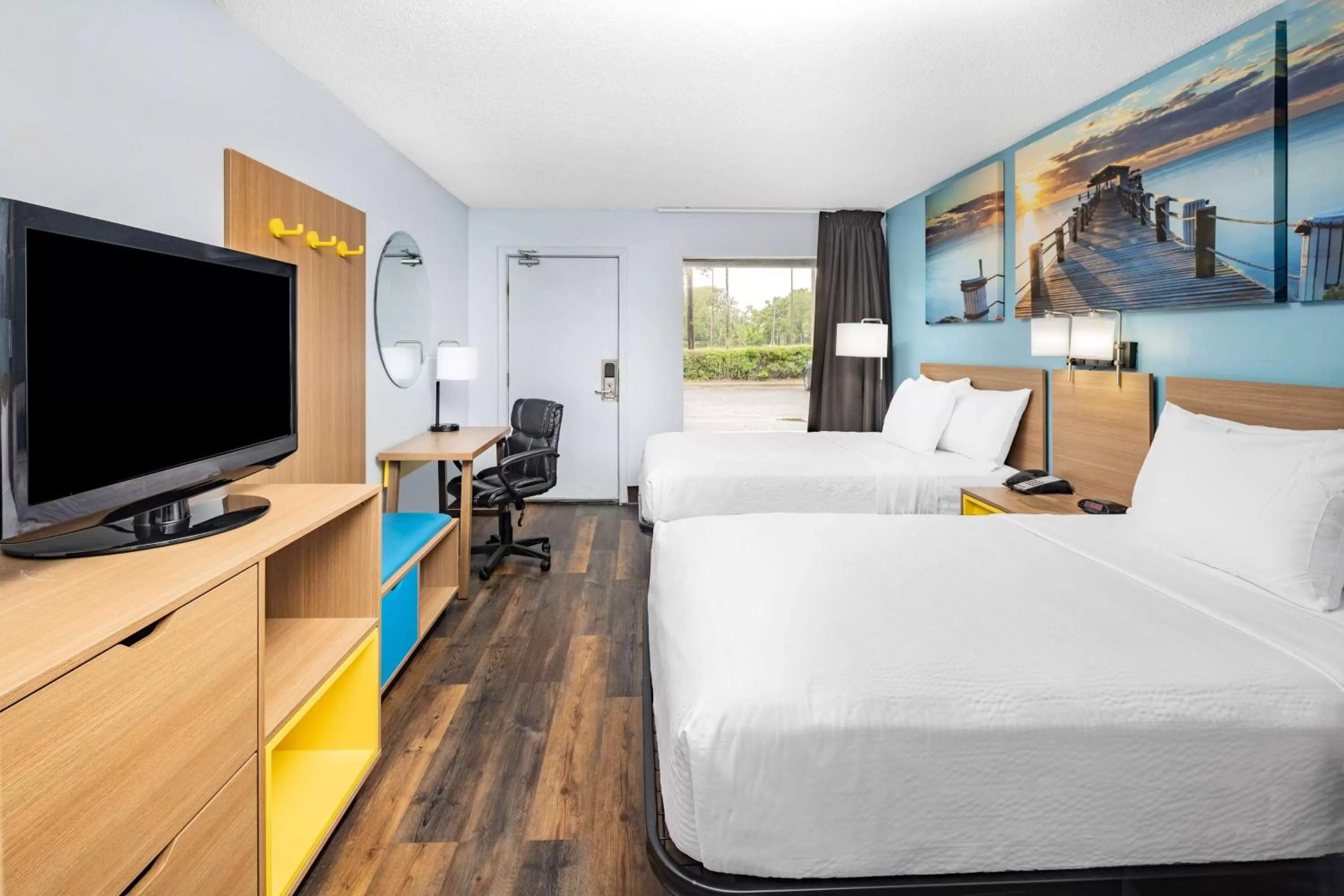 Photo of the whole room, Bed in Days Inn by Wyndham Pensacola I-10