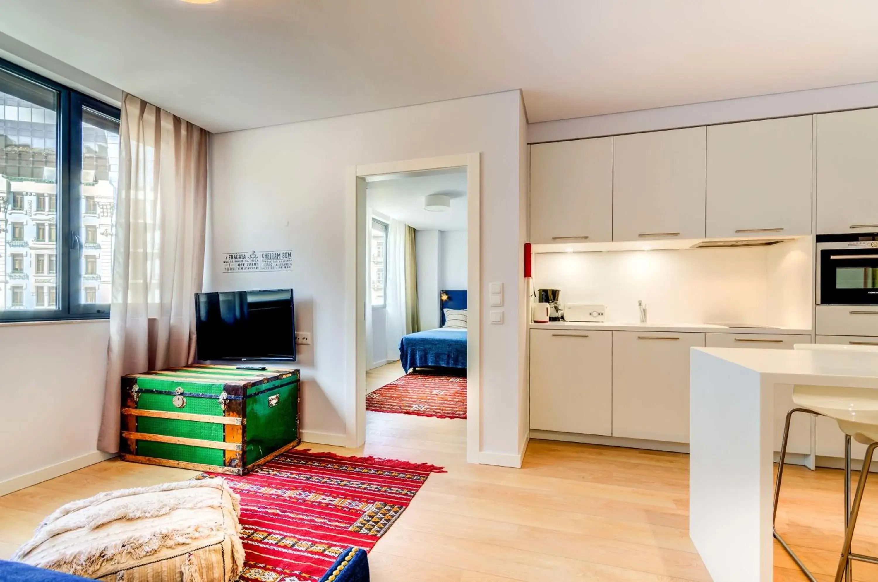 Bed, Kitchen/Kitchenette in Lisbon Serviced Apartments - Liberdade