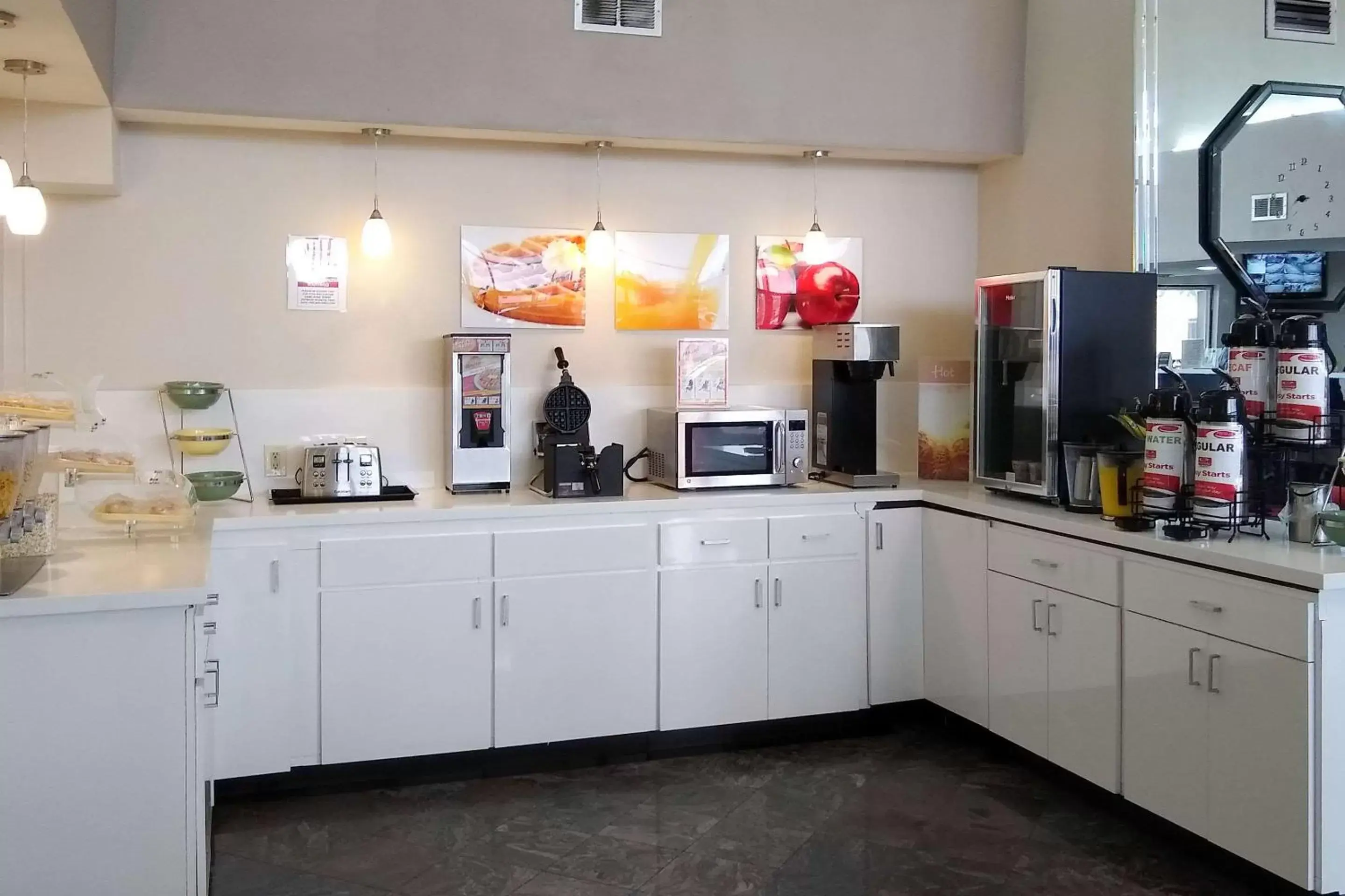 Restaurant/places to eat, Kitchen/Kitchenette in Econo Lodge Inn & Suites West – Energy Corridor