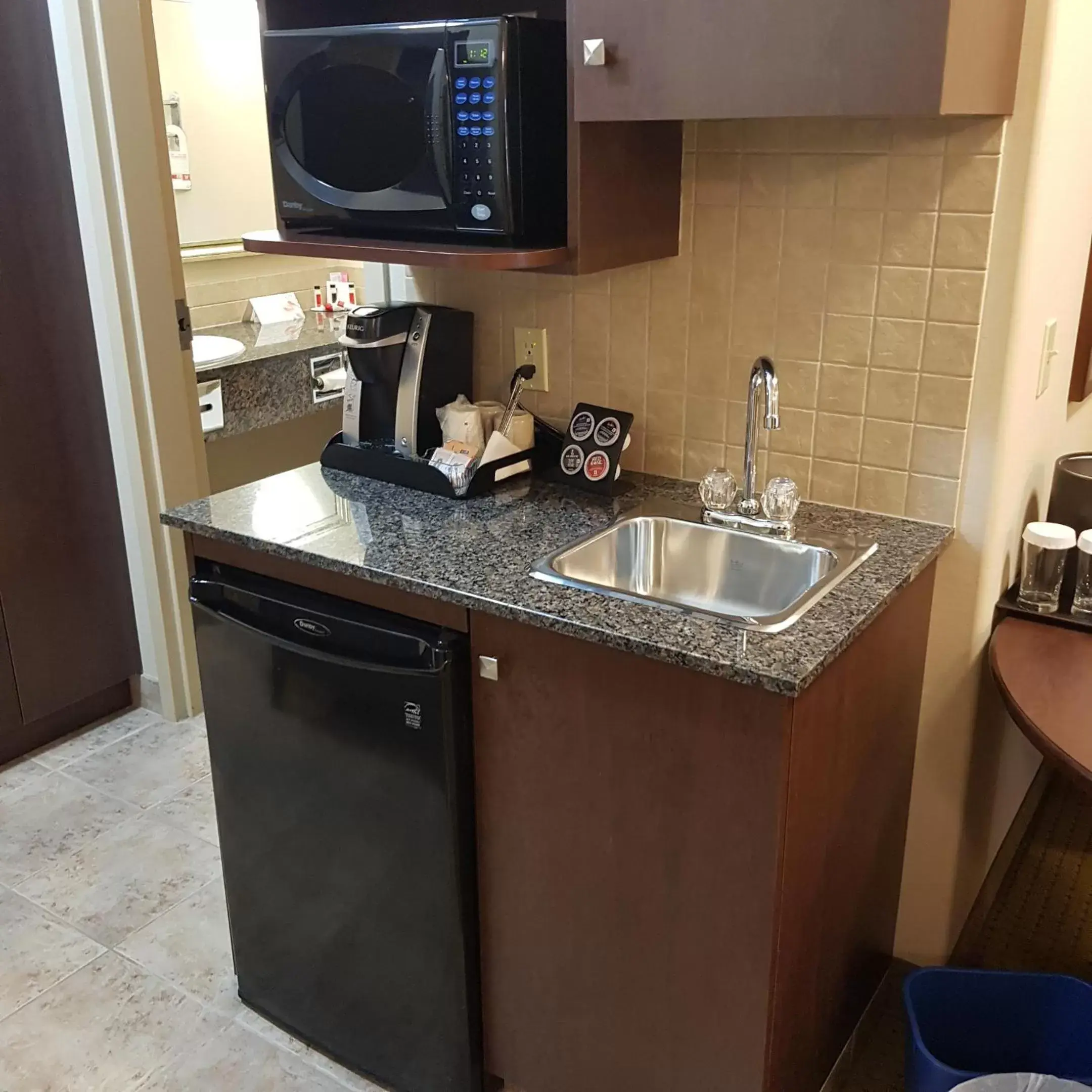 Coffee/tea facilities, Kitchen/Kitchenette in Ramada by Wyndham High River