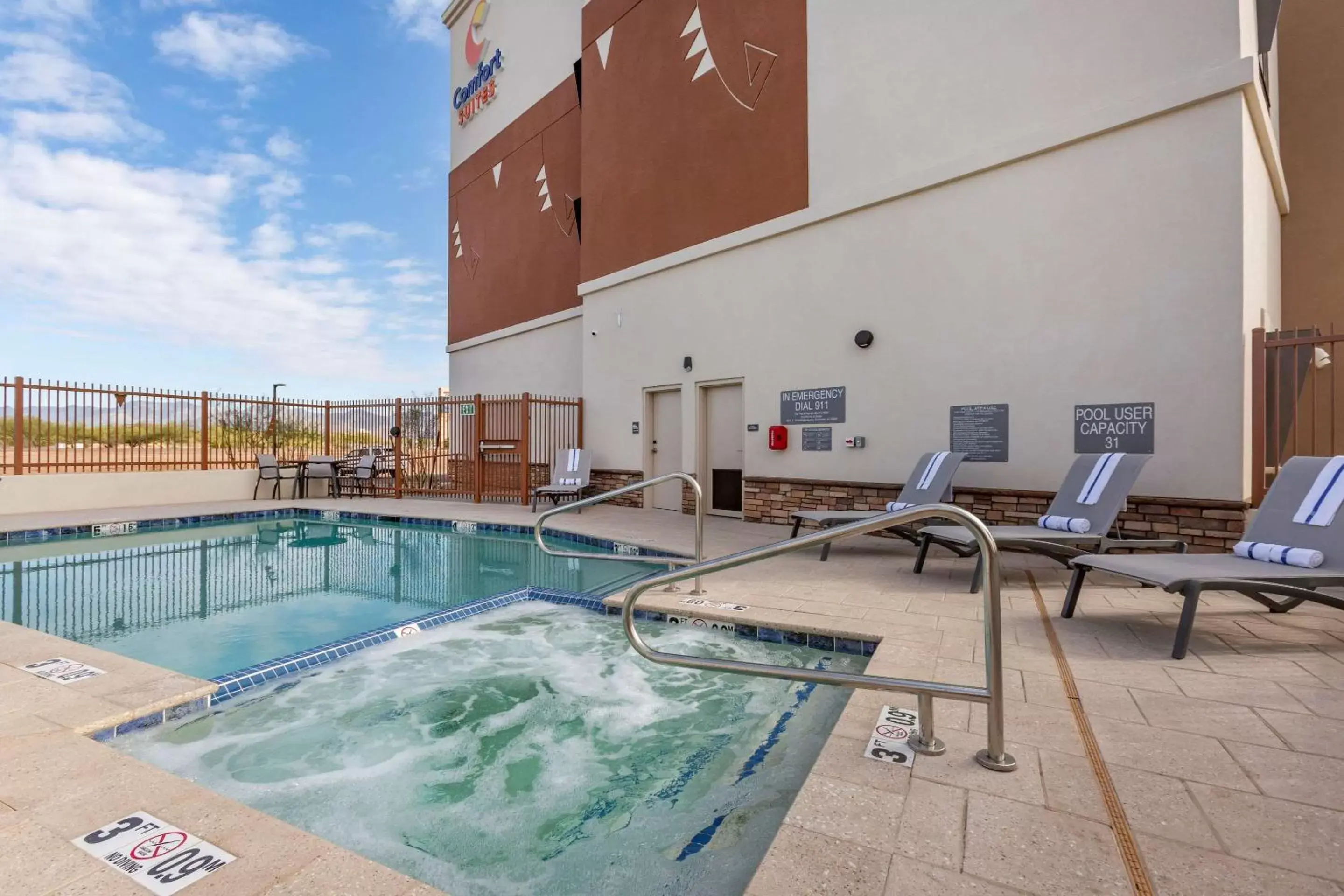 Swimming Pool in Comfort Suites Scottsdale Talking Stick Entertainment District
