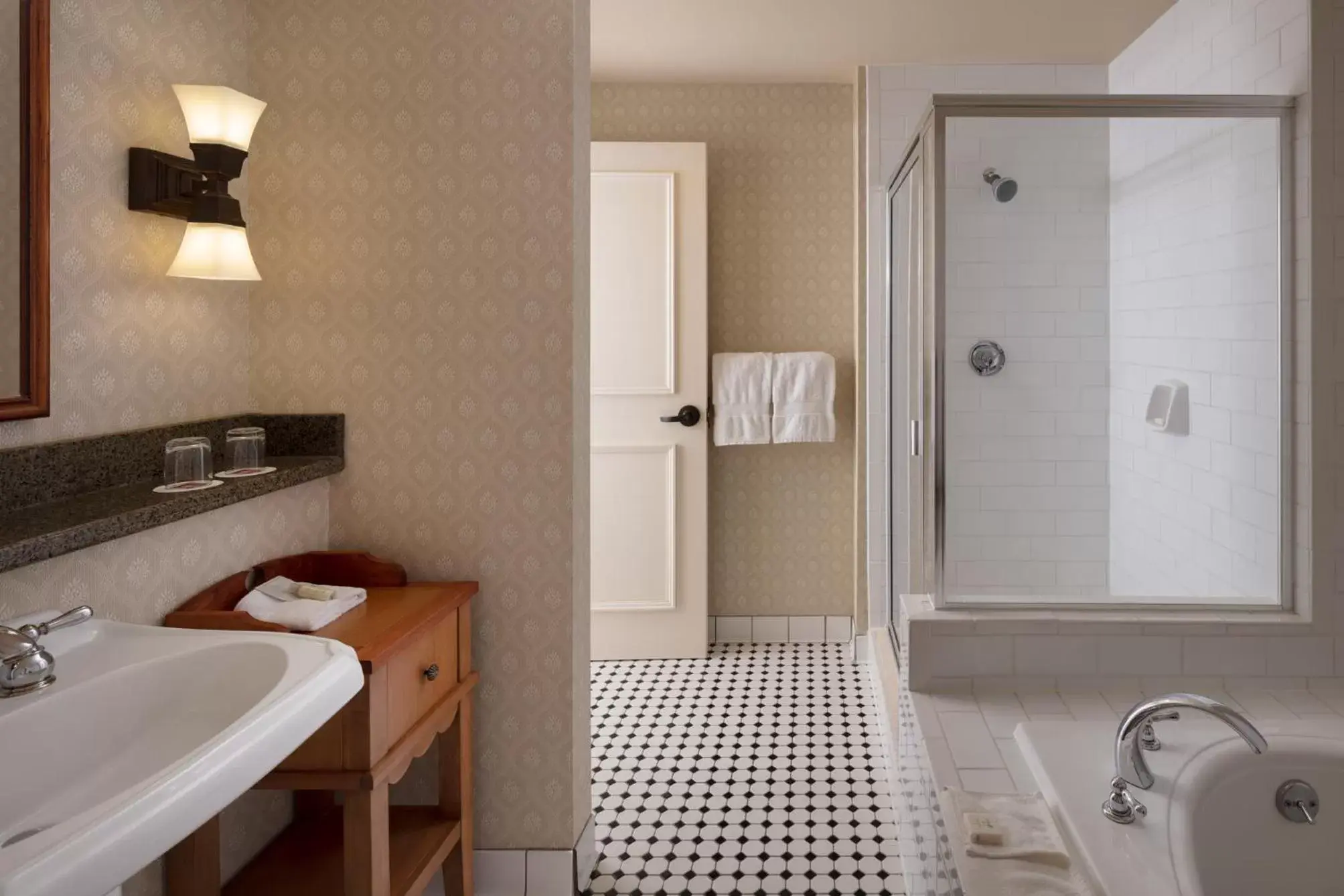 Shower, Bathroom in St. Eugene Golf Resort & Casino