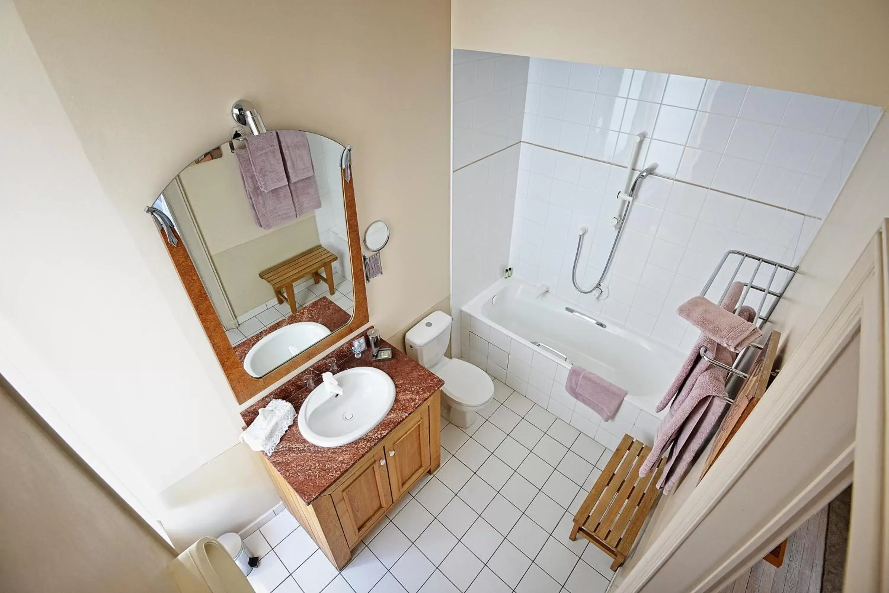 Bathroom in Hotel Le Clos Raymi