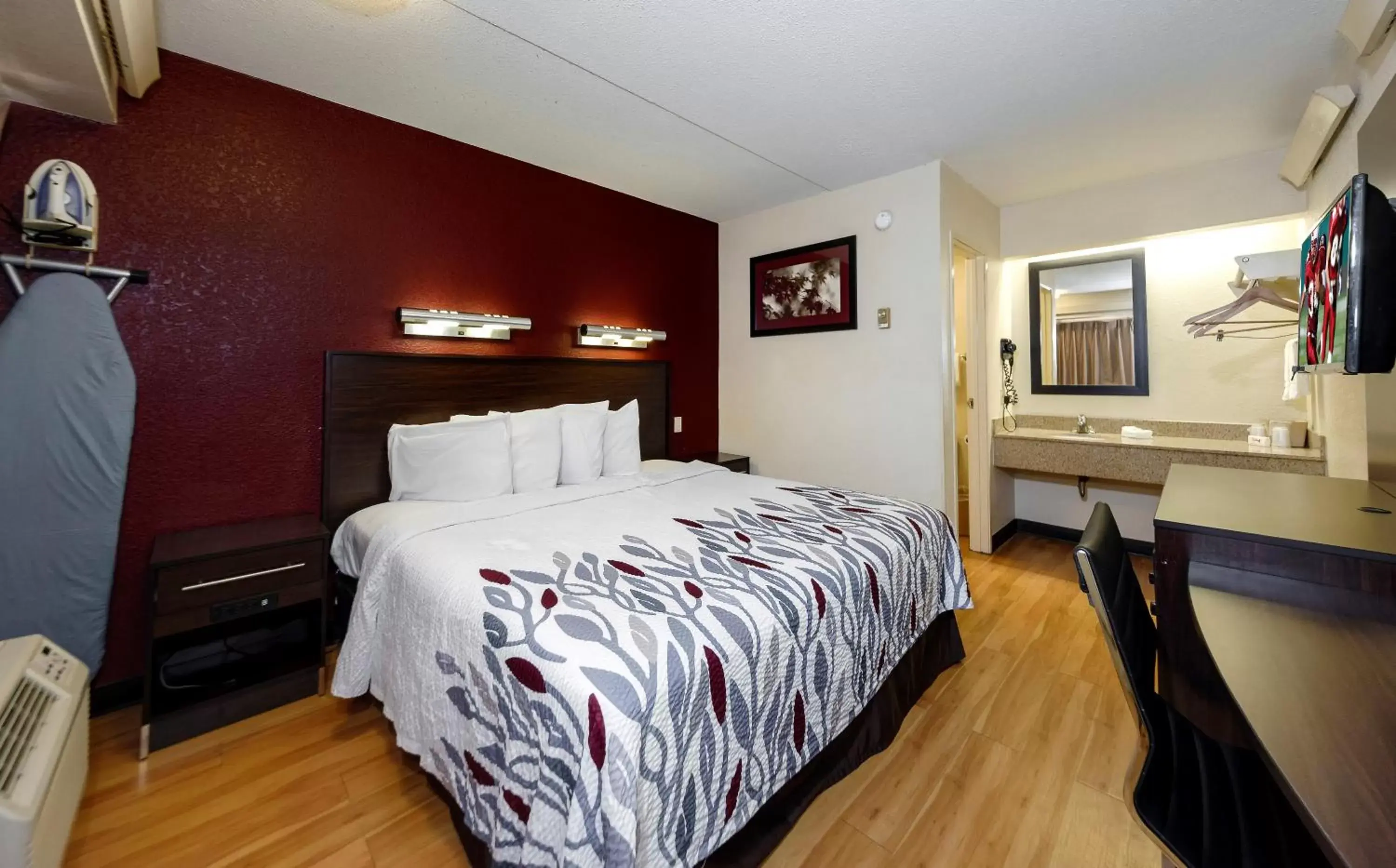 Photo of the whole room, Bed in Red Roof Inn Dallas - DFW Airport North