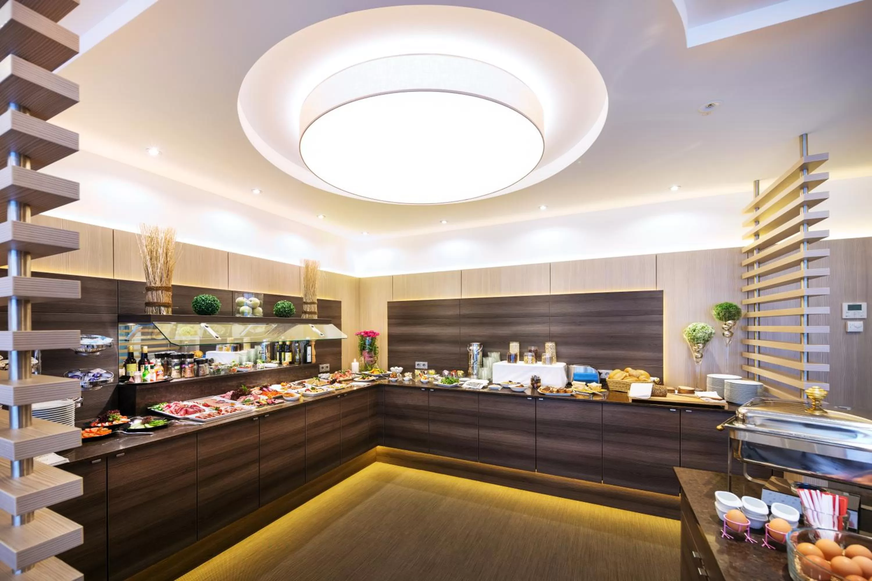 Restaurant/places to eat in Hotel Plaza