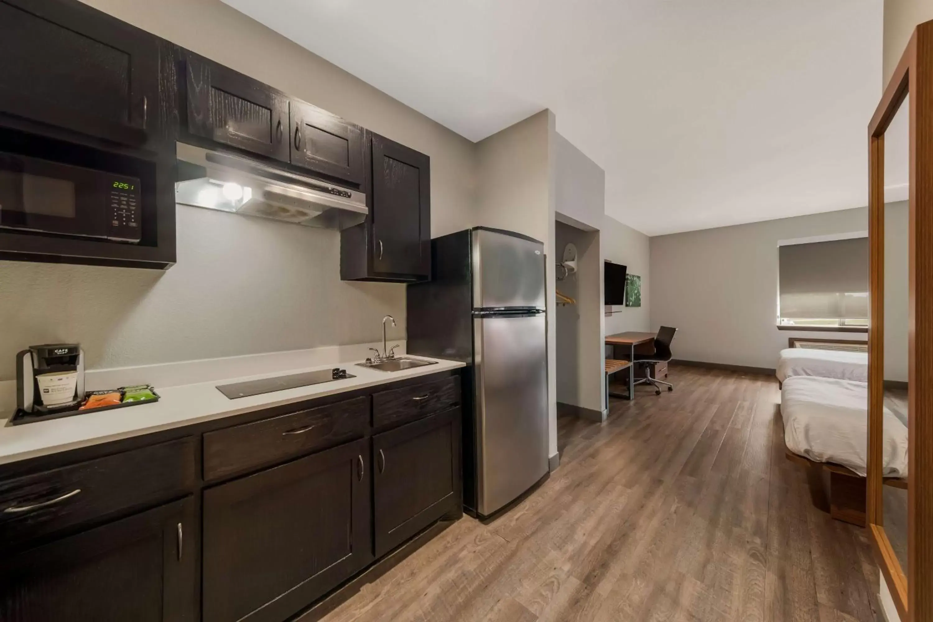 Bedroom, Kitchen/Kitchenette in Best Western Bowie Inn & Suites