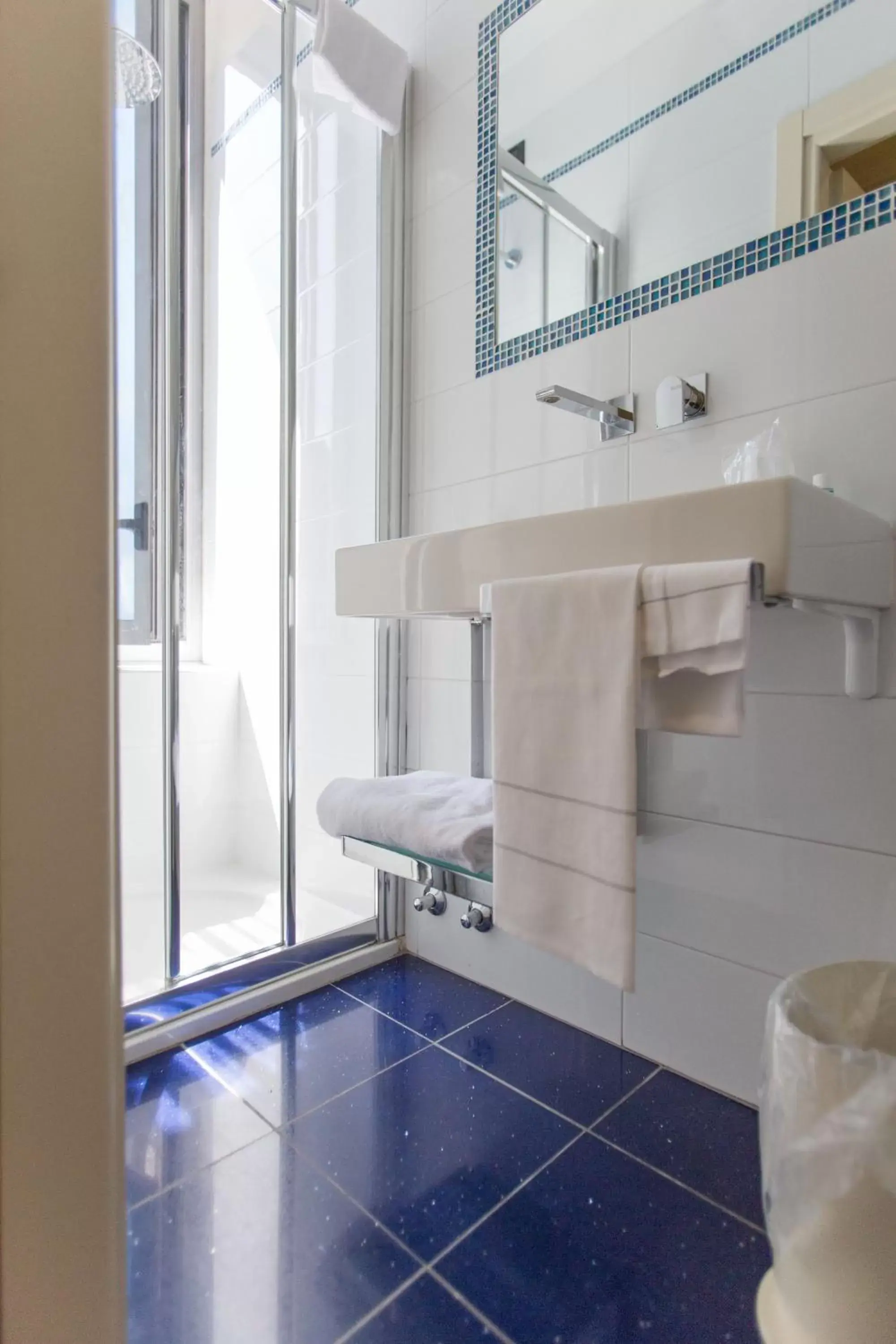 Shower, Bathroom in Hotel Piacenza