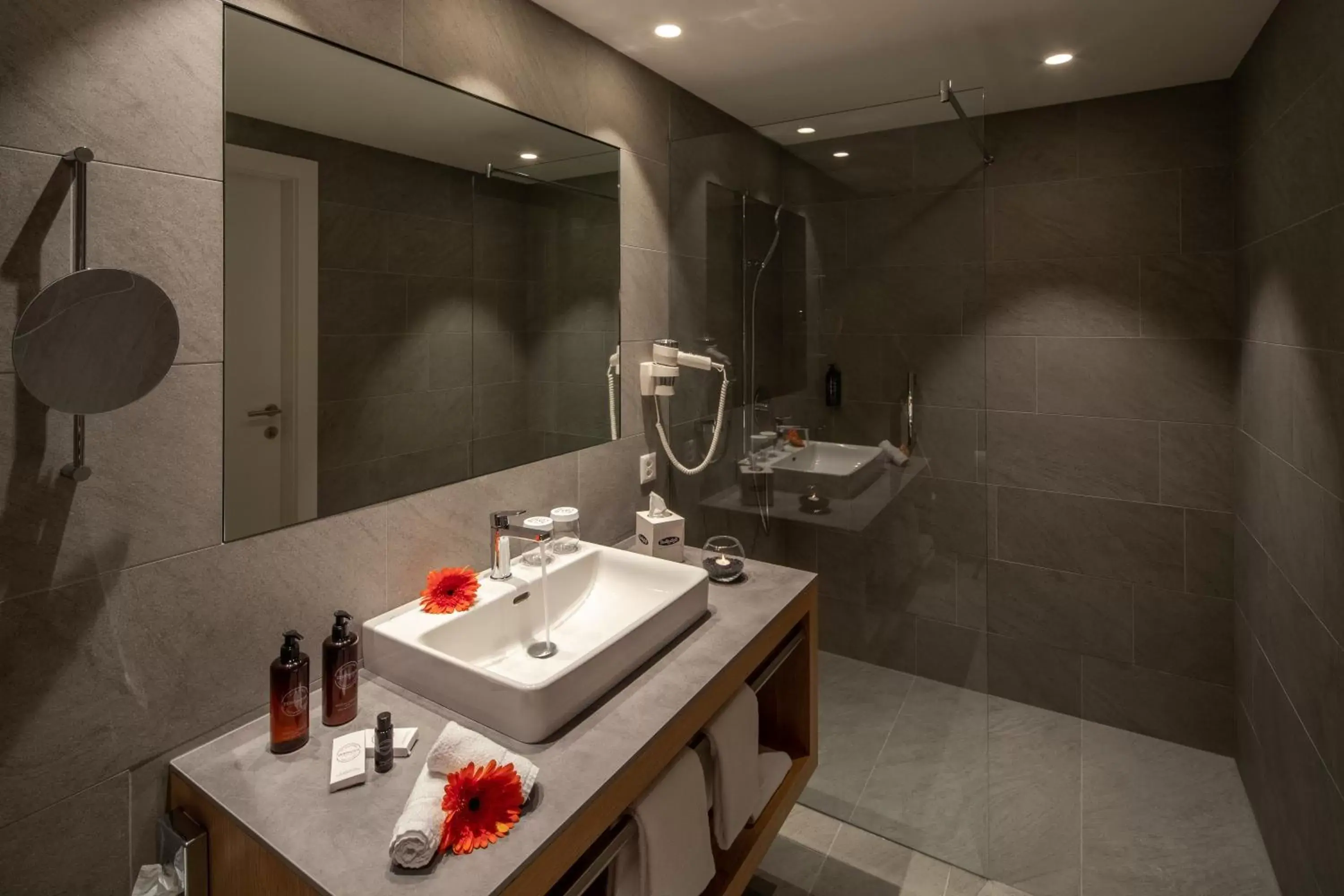 Shower, Bathroom in Hotel Lago Maggiore - Welcome!