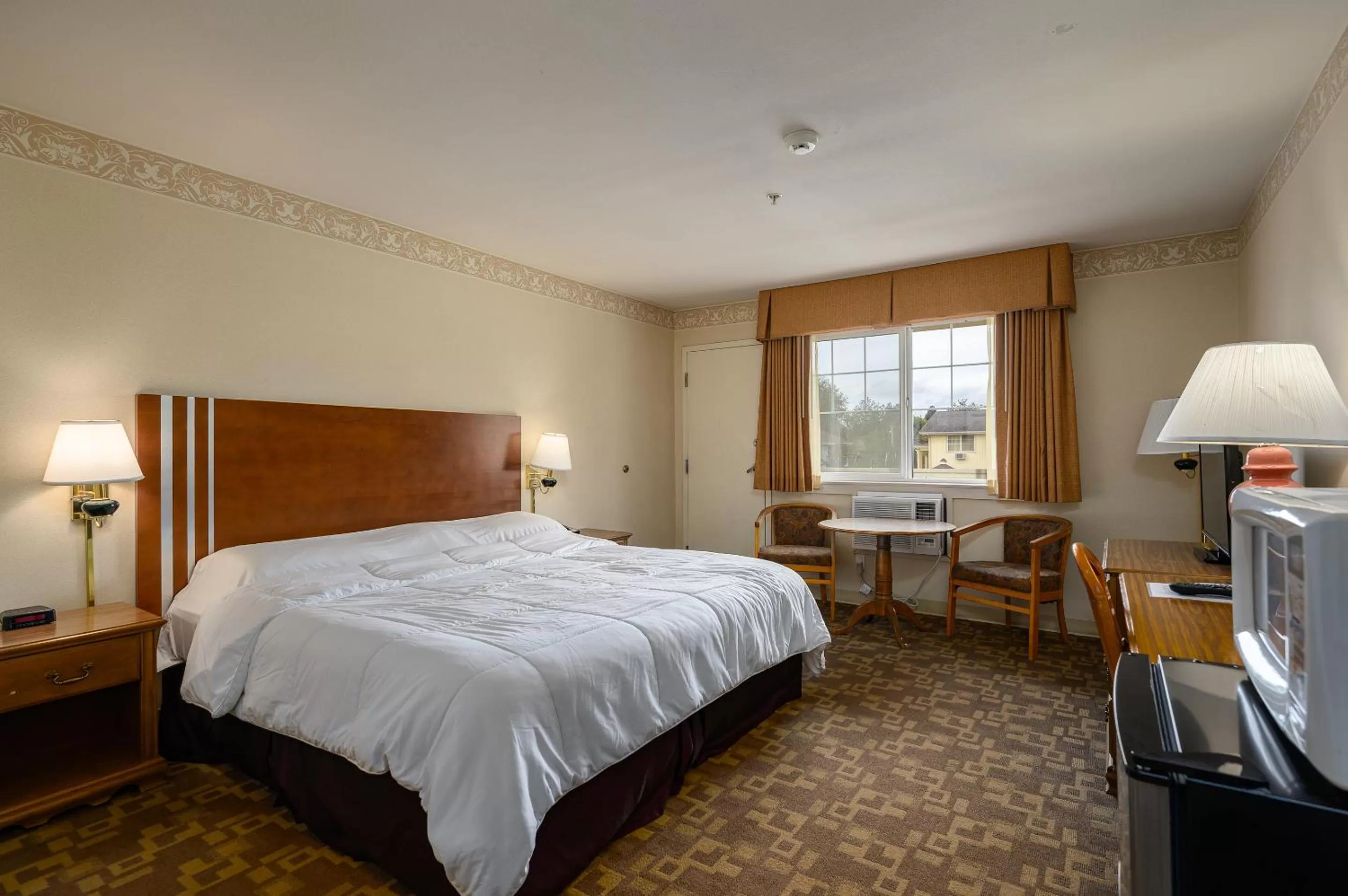 Bed in Three Rivers Inn Sedro Woolley
