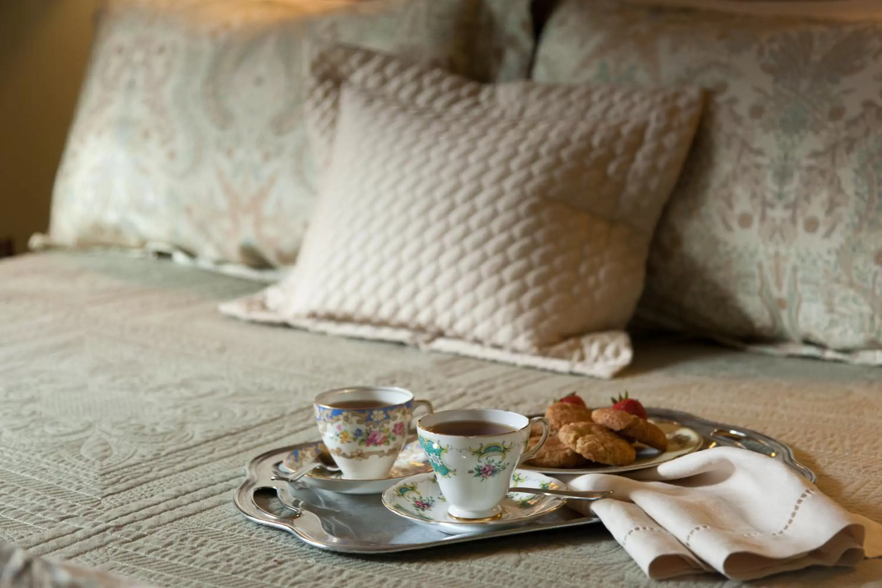 Bed, Coffee/Tea Facilities in Azalea Inn and Villas