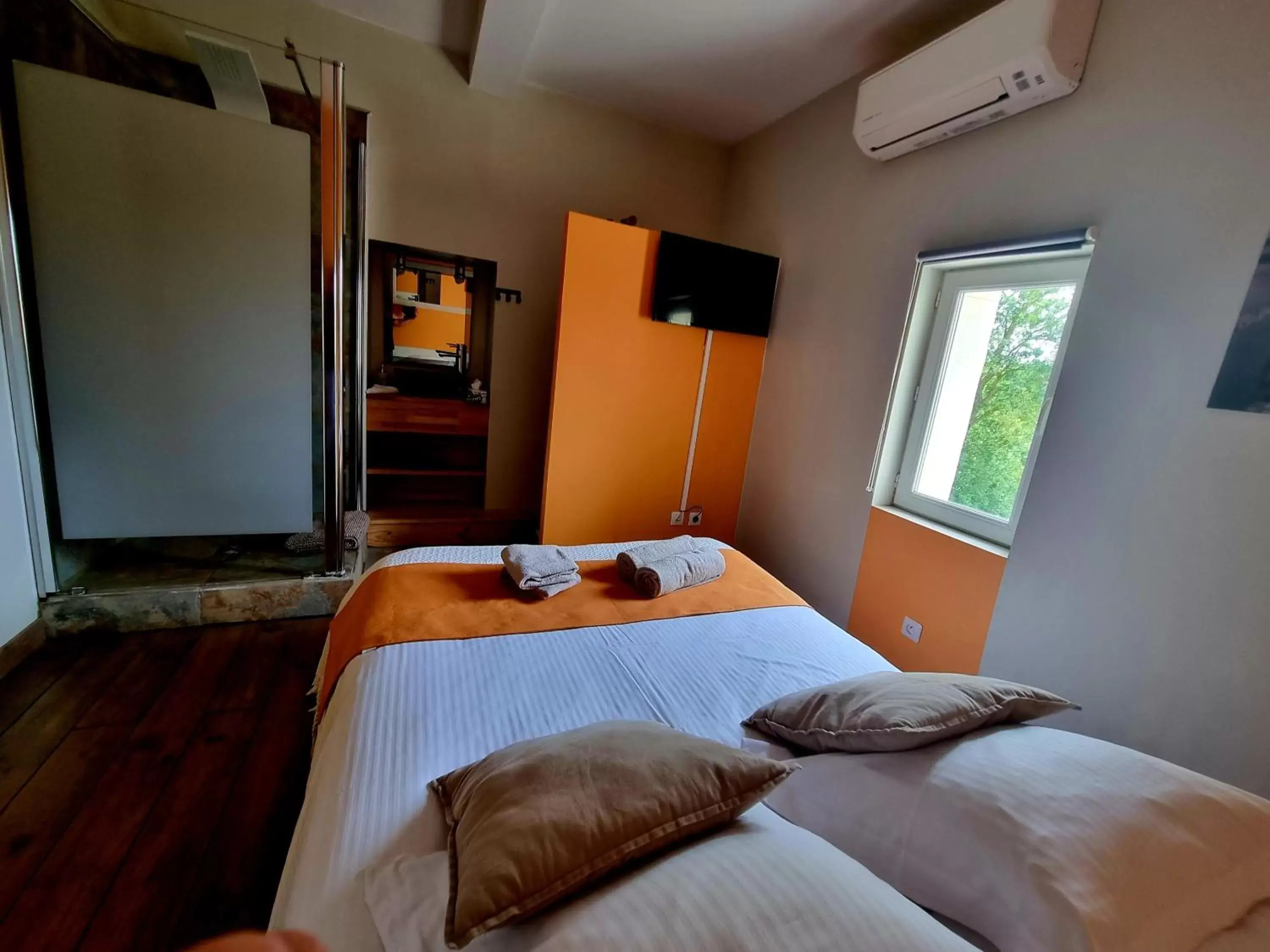 Bathroom, Bed in Villa Alyzea