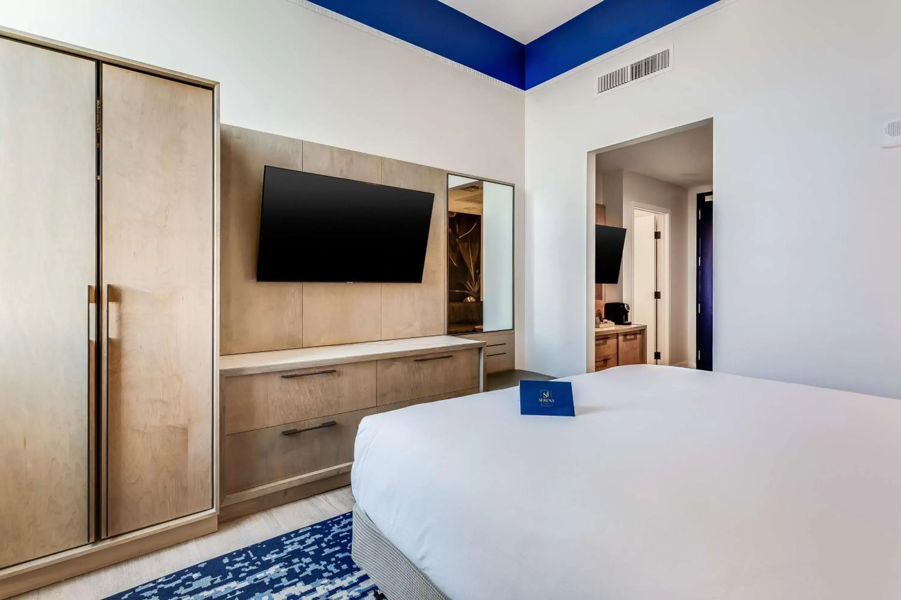 Bedroom, TV/Entertainment Center in SERENA Hotel Aventura Miami, Tapestry Collection by Hilton