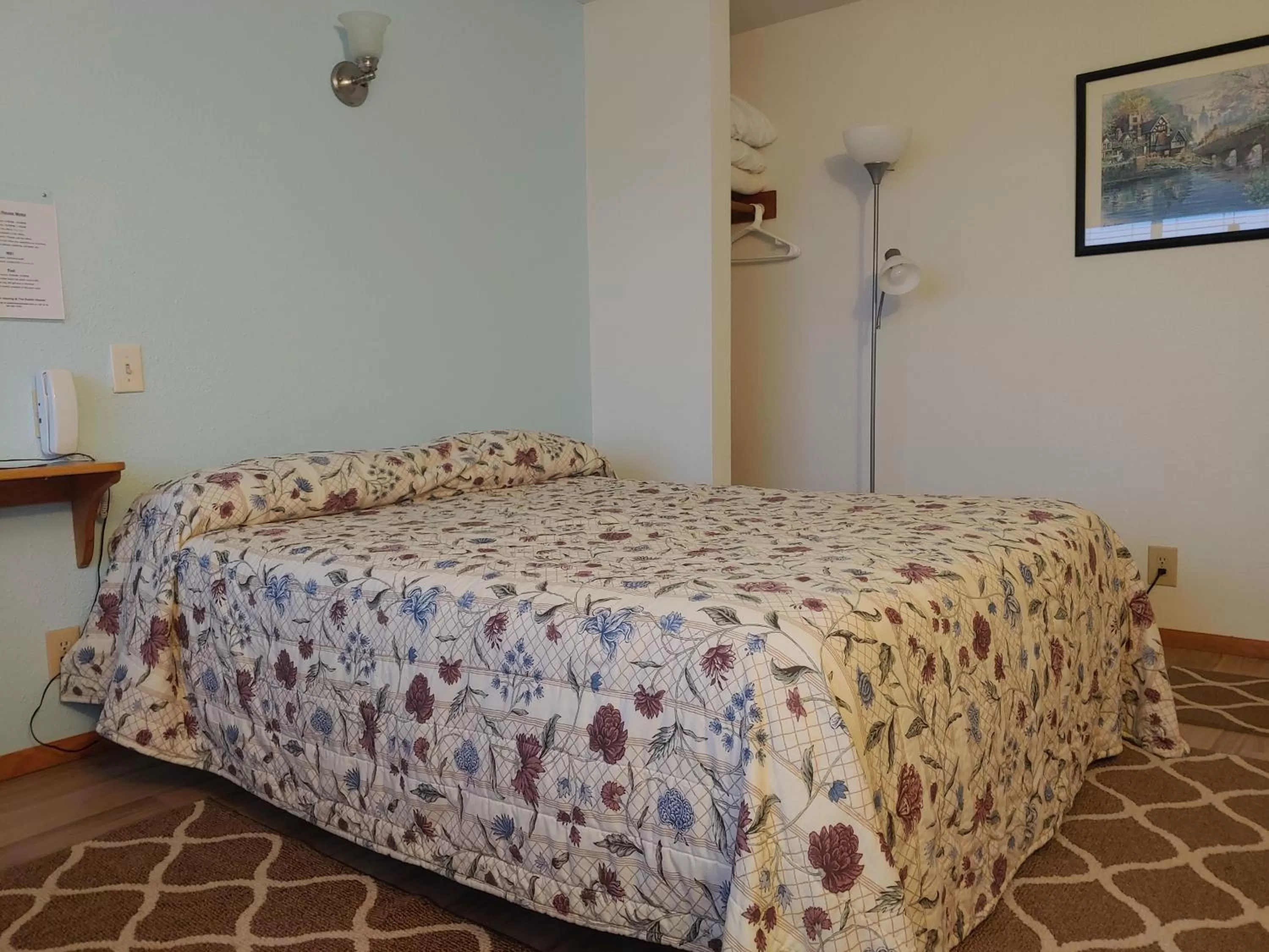 Bed in The Dublin House Motel