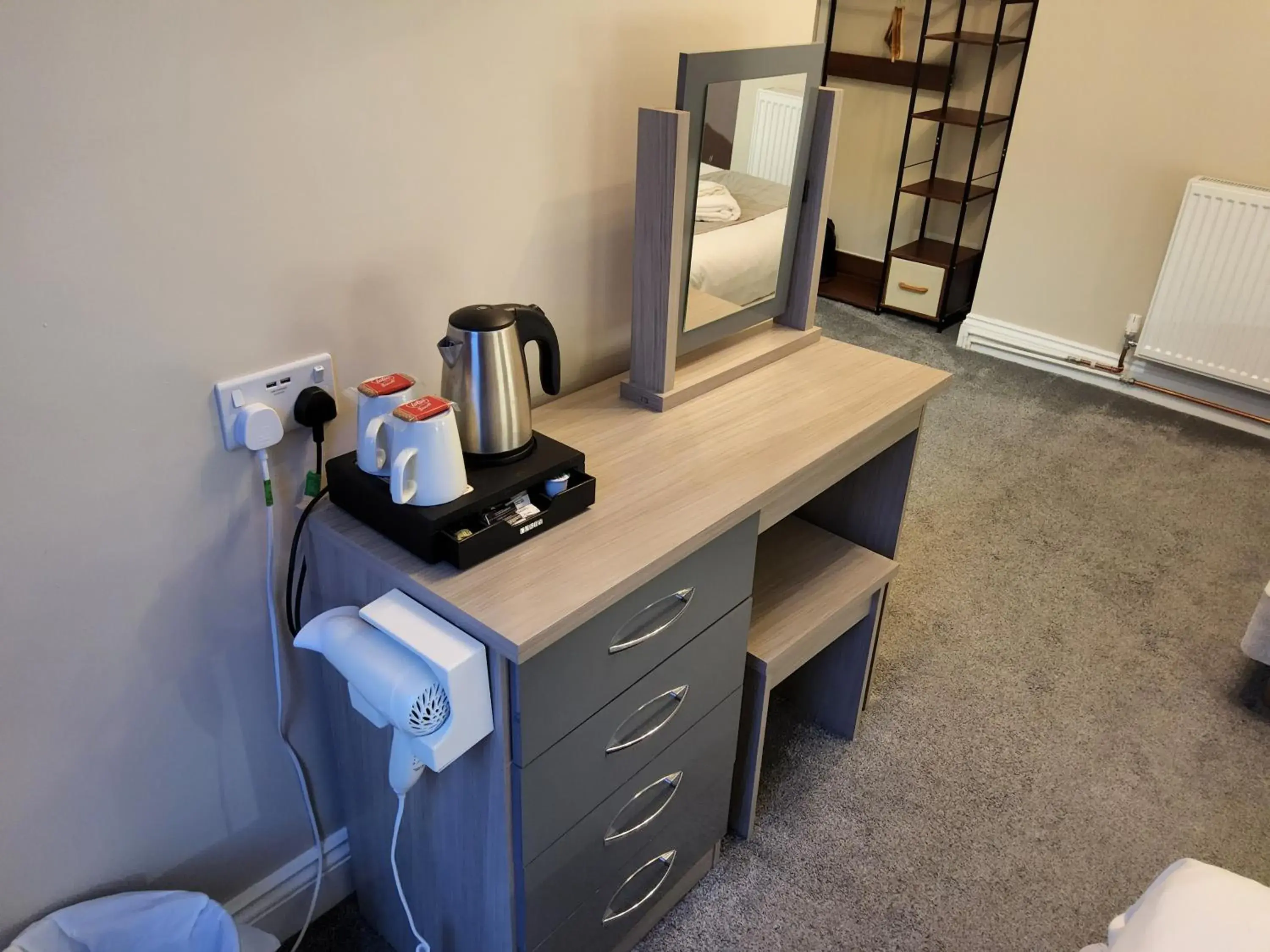 hair dresser, Coffee/Tea Facilities in The Avenue Hotel