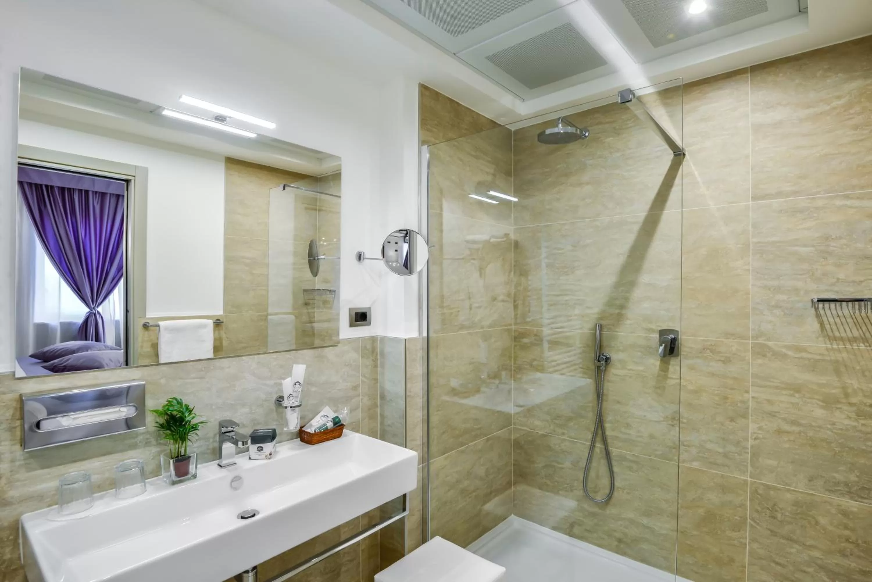 Bathroom in Hotel Bologna Airport