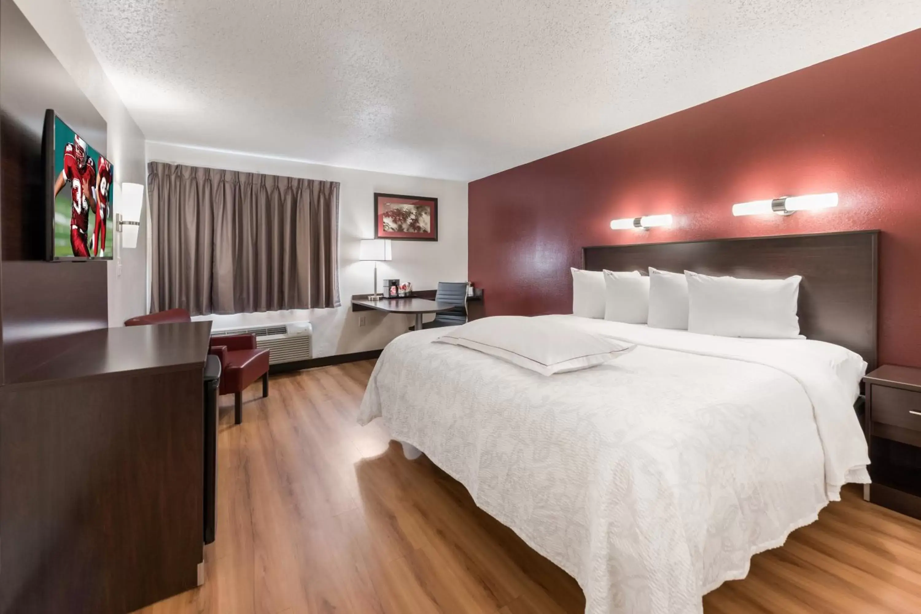 Photo of the whole room, Bed in Red Roof Inn PLUS+ Columbus - Worthington Photo of the whole room, Bed in Red Roof Inn PLUS+ Columbus - Worthington