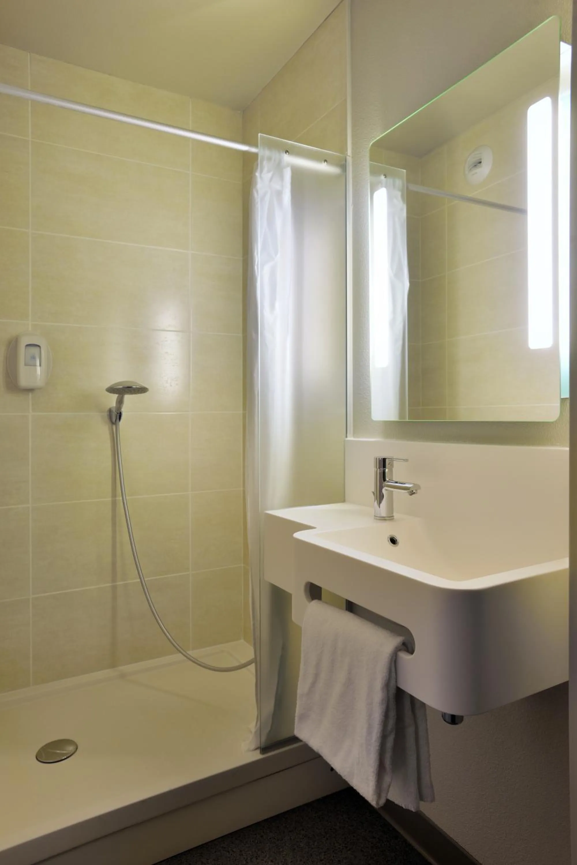 Bathroom in B&B HOTEL Lyon Caluire Cité Internationale