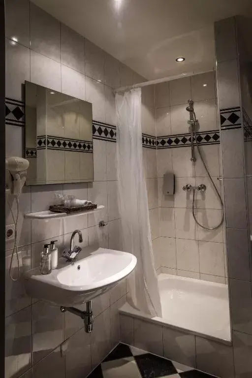 Bathroom in Hotel De Limbourg