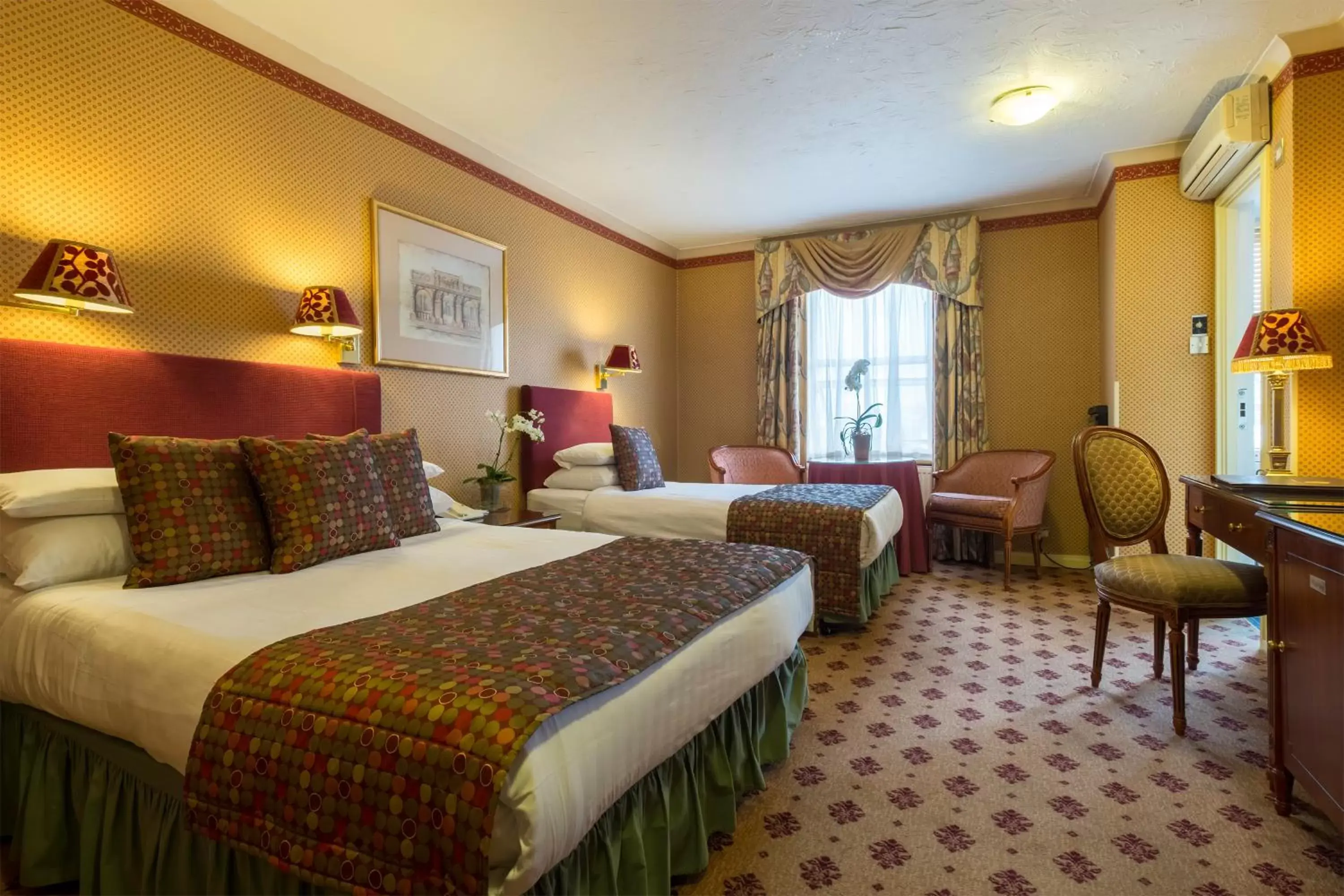 Bedroom in London Lodge Hotel