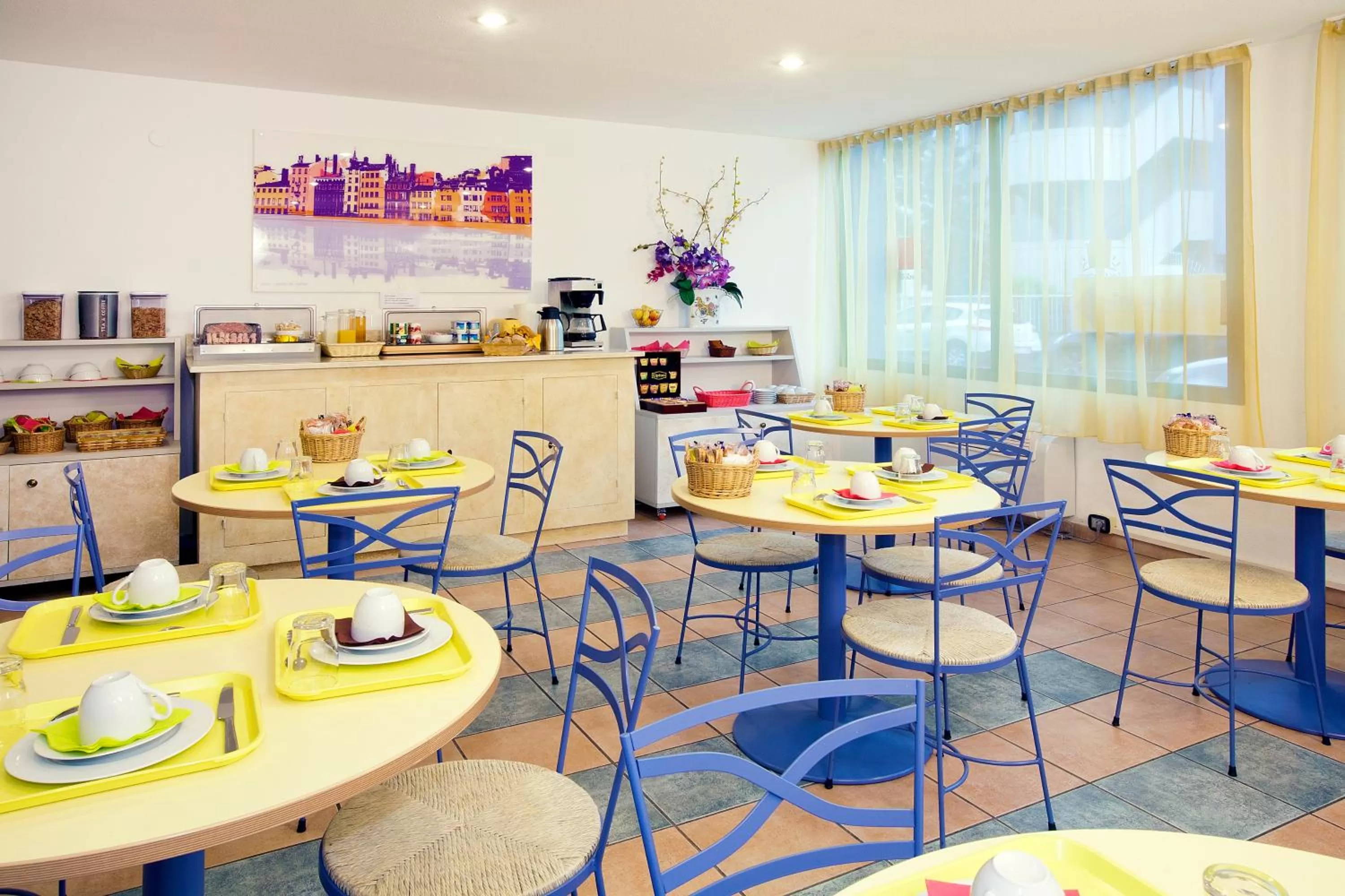 Restaurant/places to eat in Séjours & Affaires Lyon Saint-Nicolas