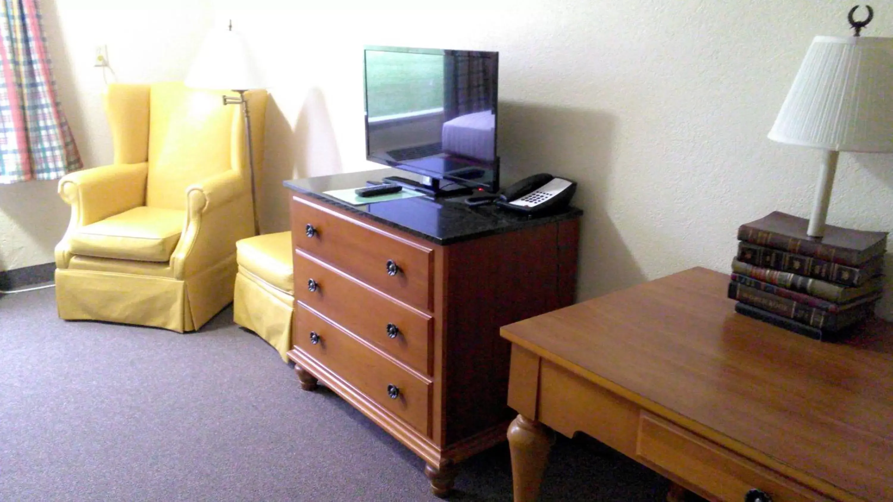 TV and multimedia, TV/Entertainment Center in Days Inn & Suites by Wyndham Lake Okeechobee