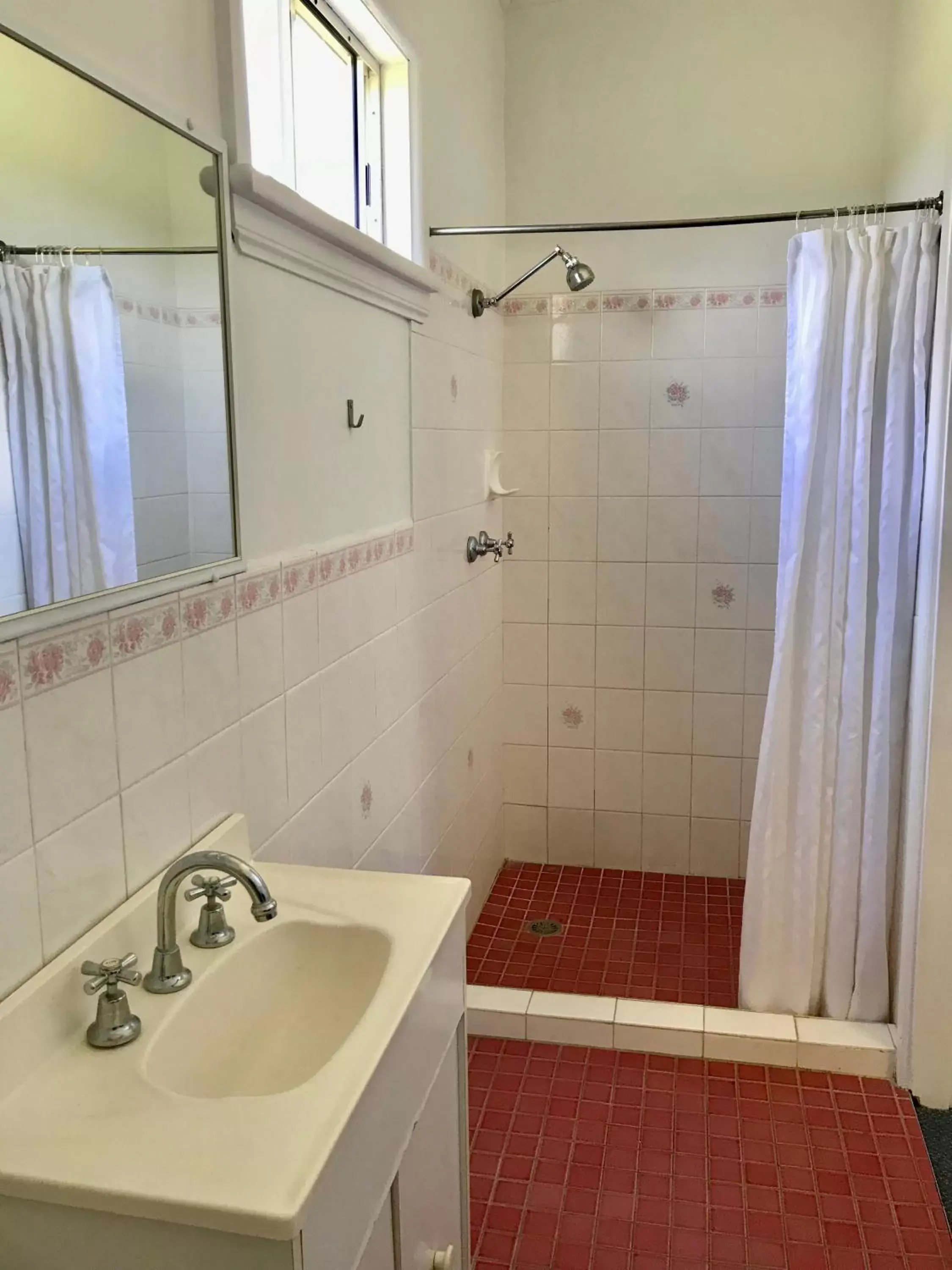 Bathroom in Fairway Lodge Motel