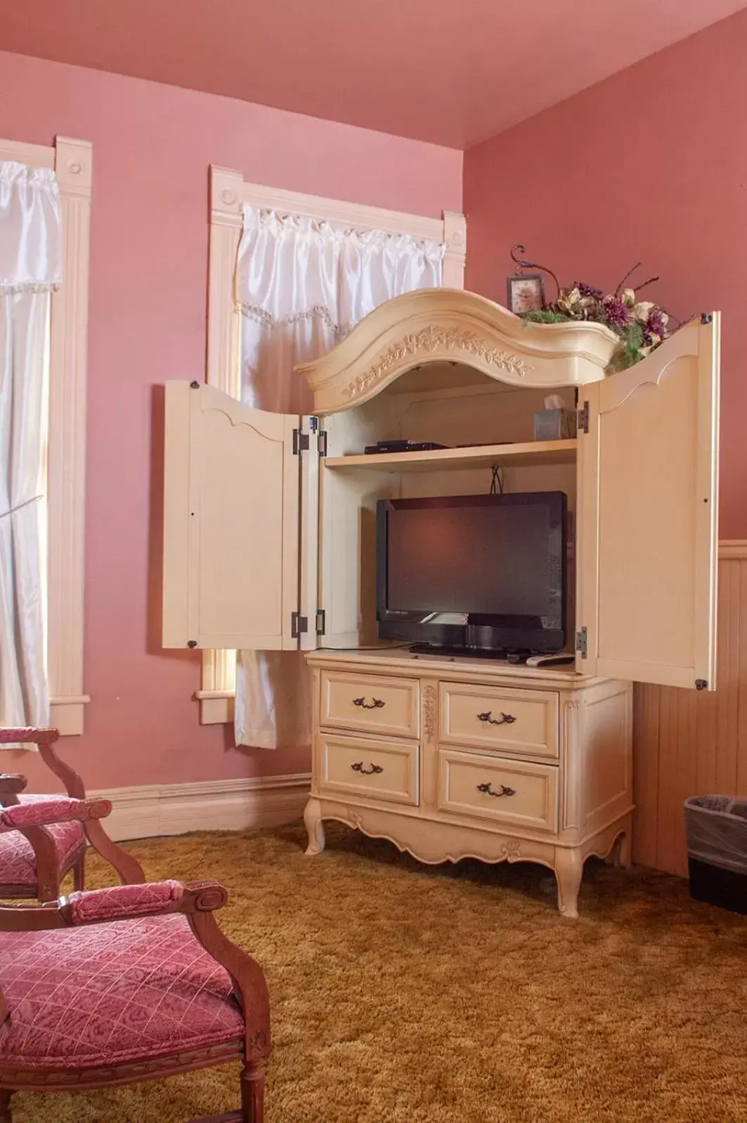 TV and multimedia, TV/Entertainment Center in The Historic Wolf Hotel