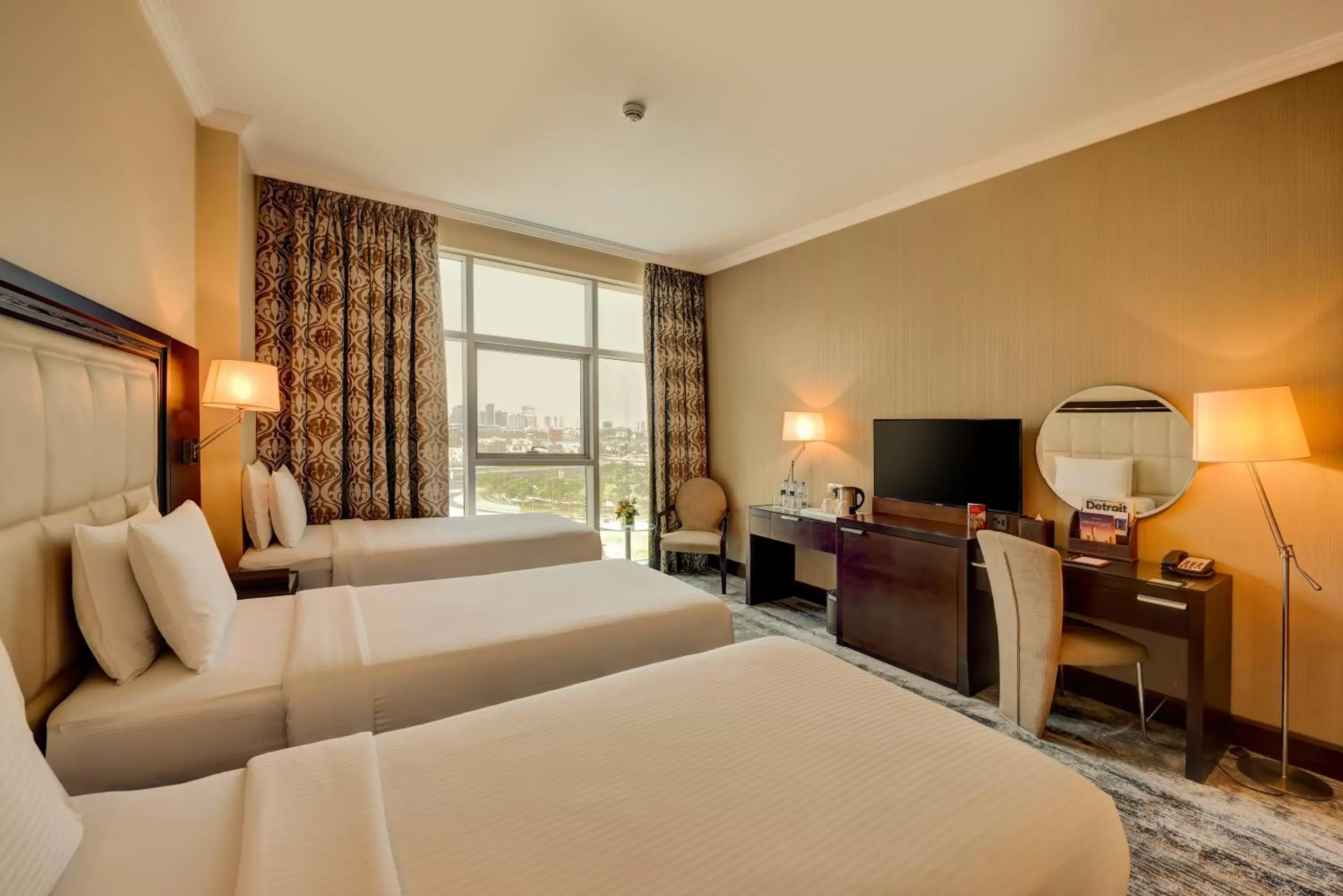 Bed, TV/Entertainment Center in Copthorne Hotel Dubai