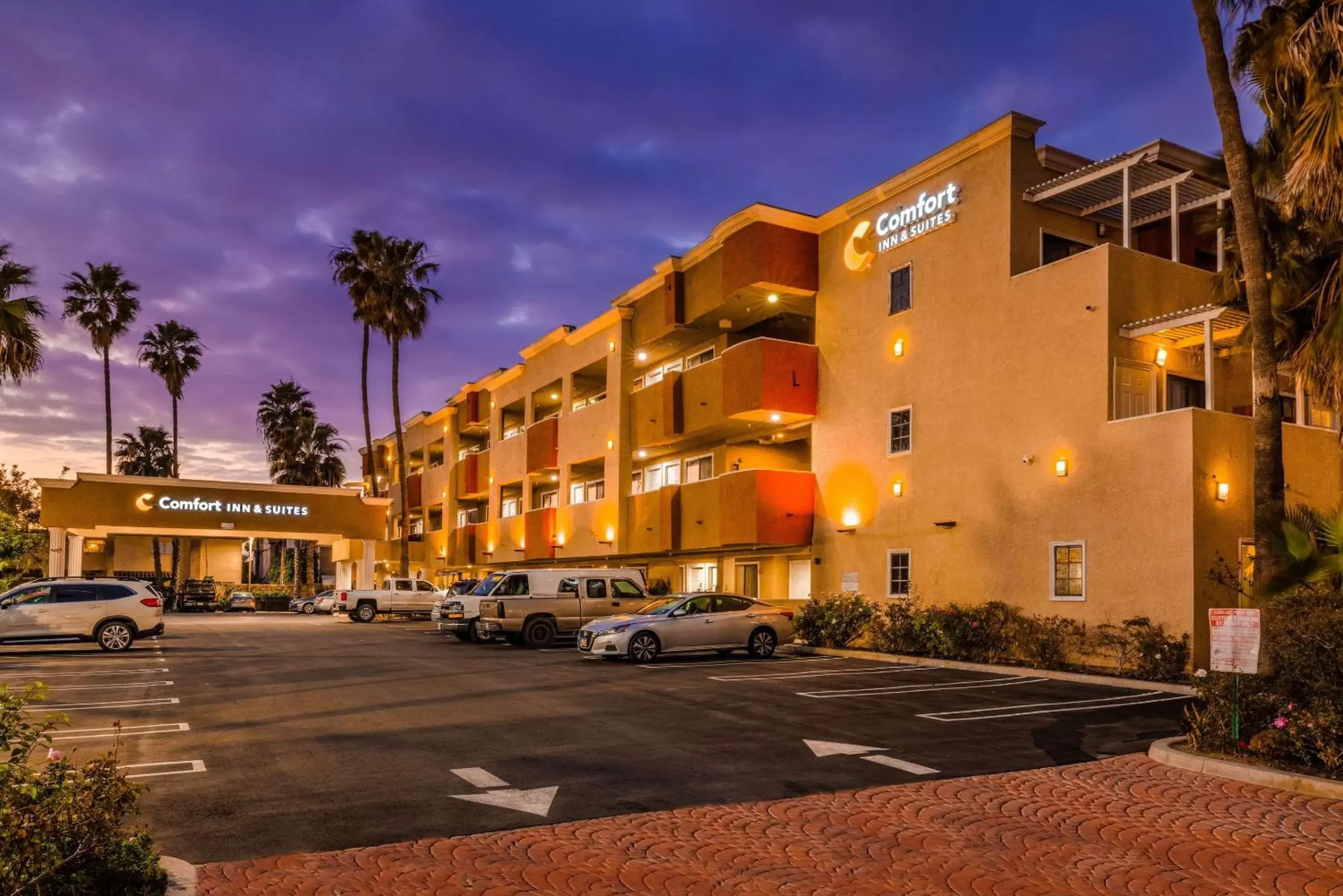 Property Building in Comfort Inn & Suites Huntington Beach