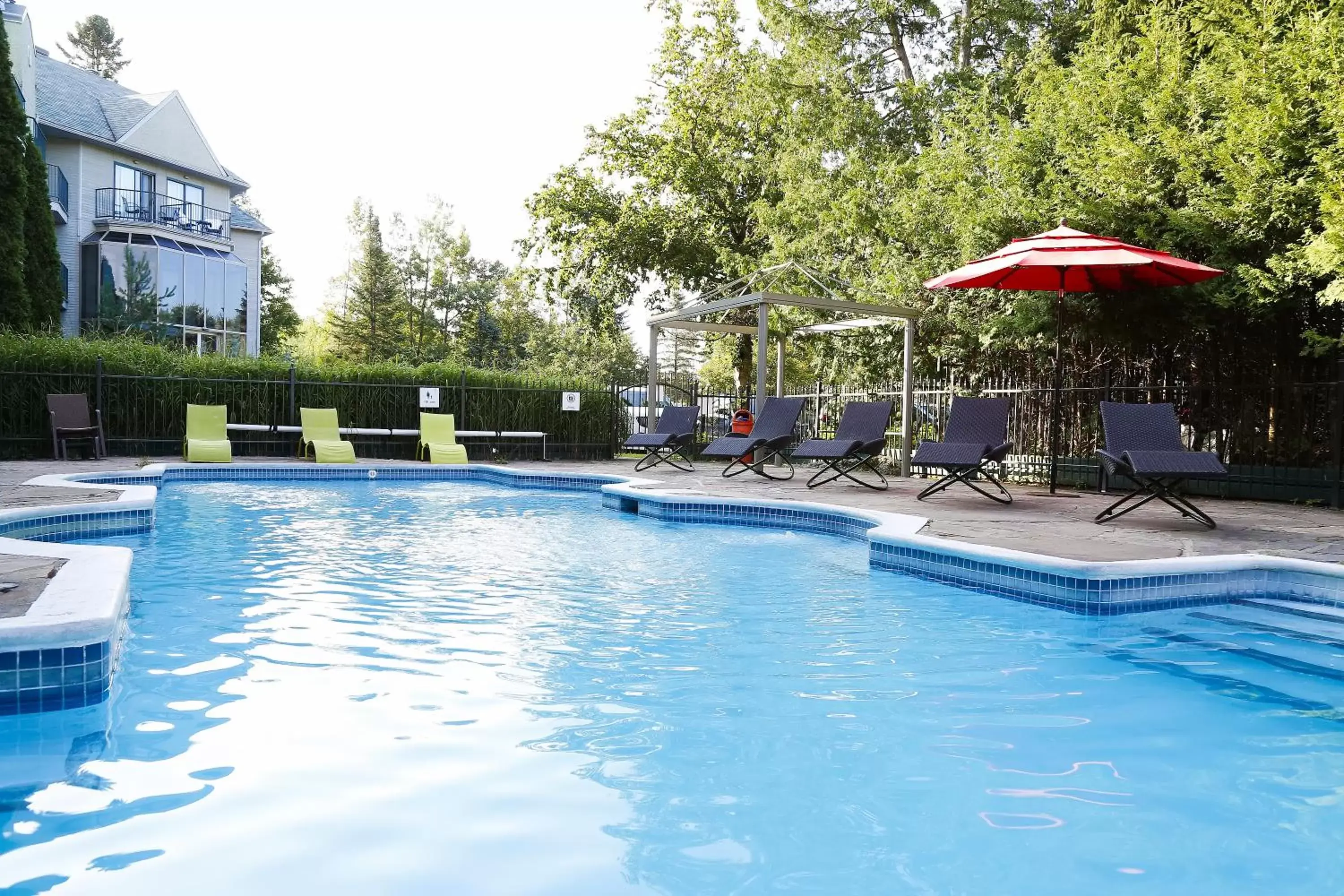 Swimming Pool in Excelsior Hôtel Spa Sainte-Adèle