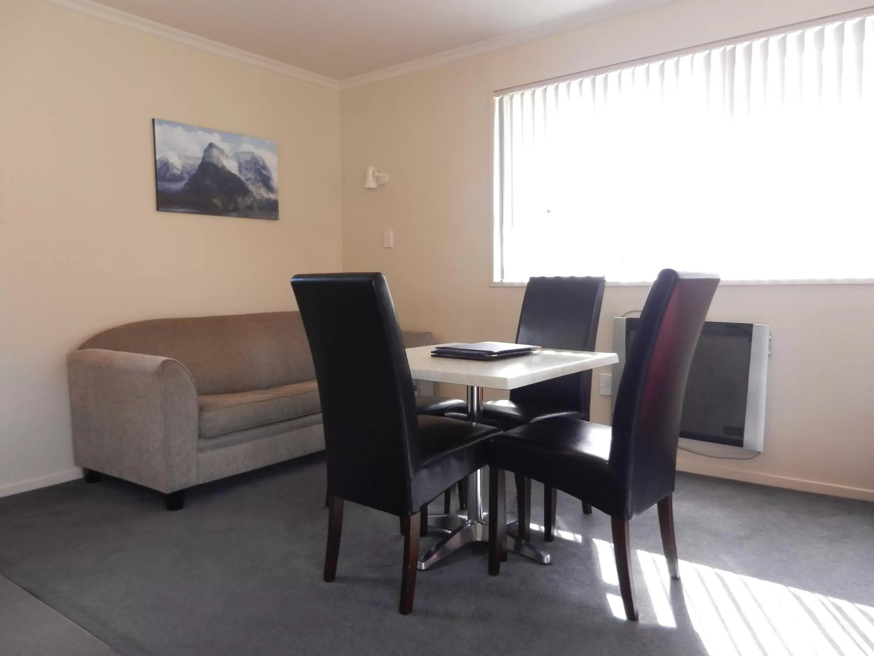 Living room, Dining Area in Amber Court Motel