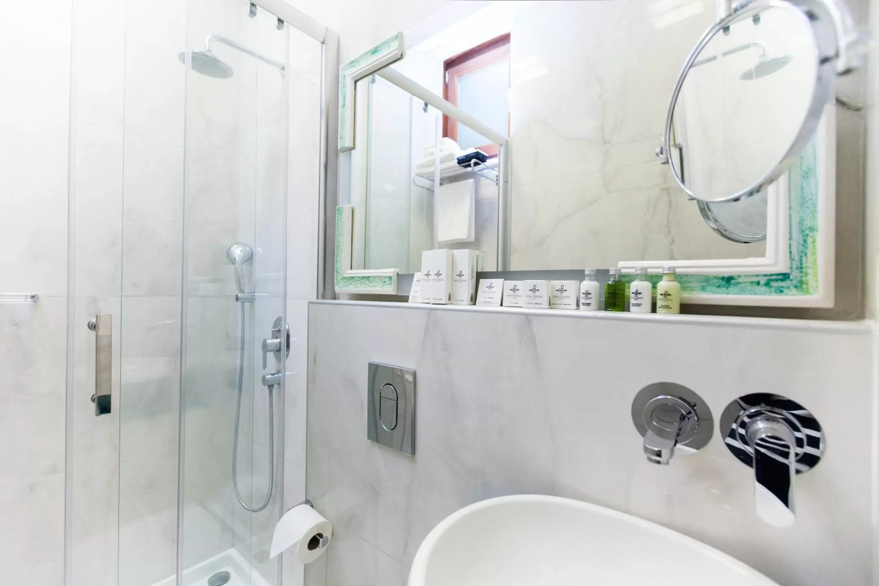 Shower, Bathroom in Hotel Pera Parma