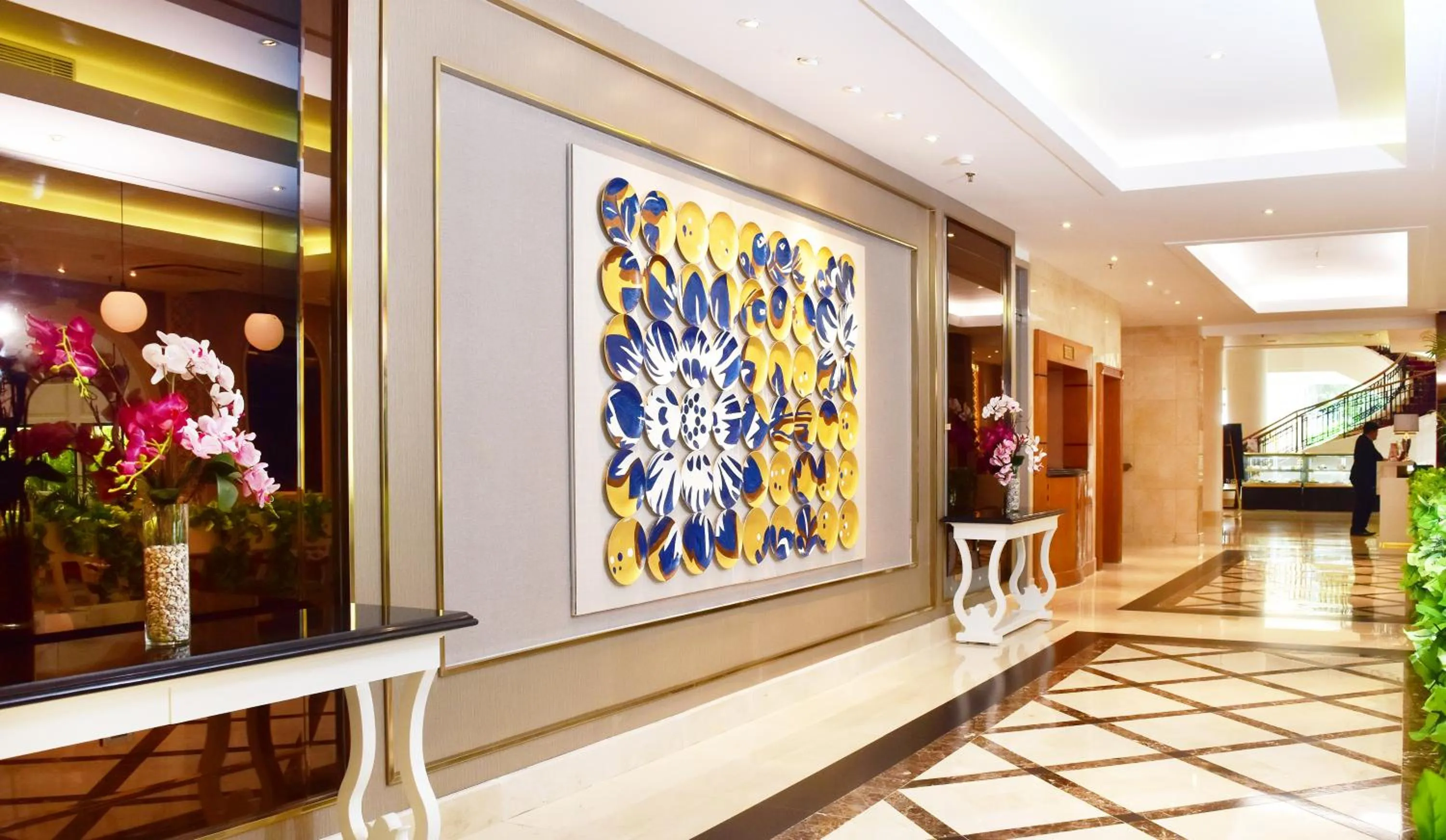 Restaurant/places to eat in Ambhara Hotel