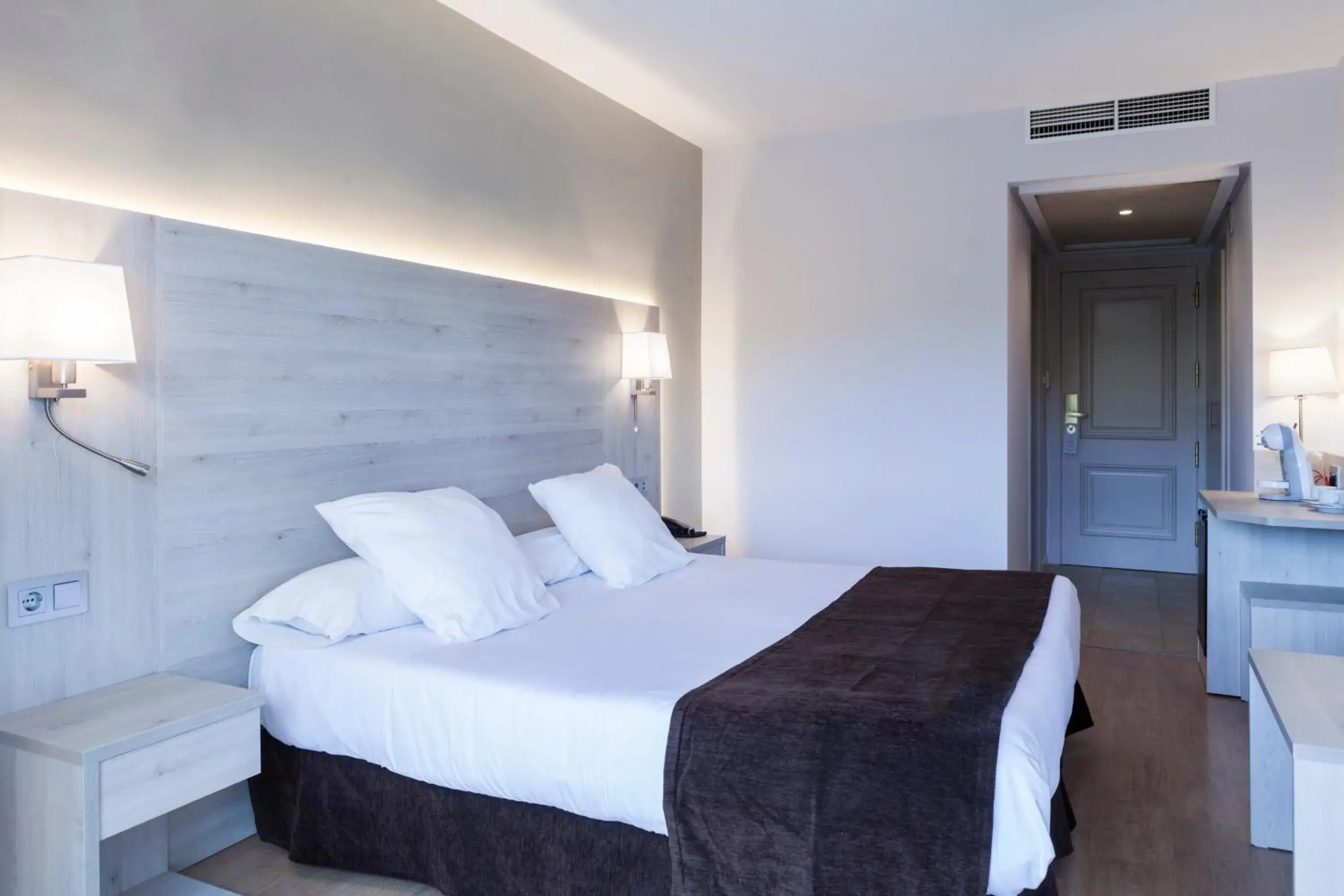 Bedroom, Bed in Hotel Helios Lloret