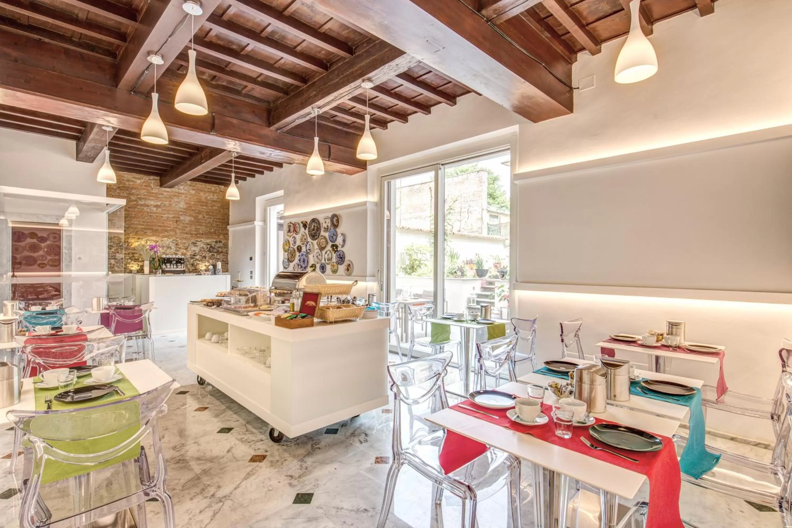 Restaurant/places to eat in Hotel Boston